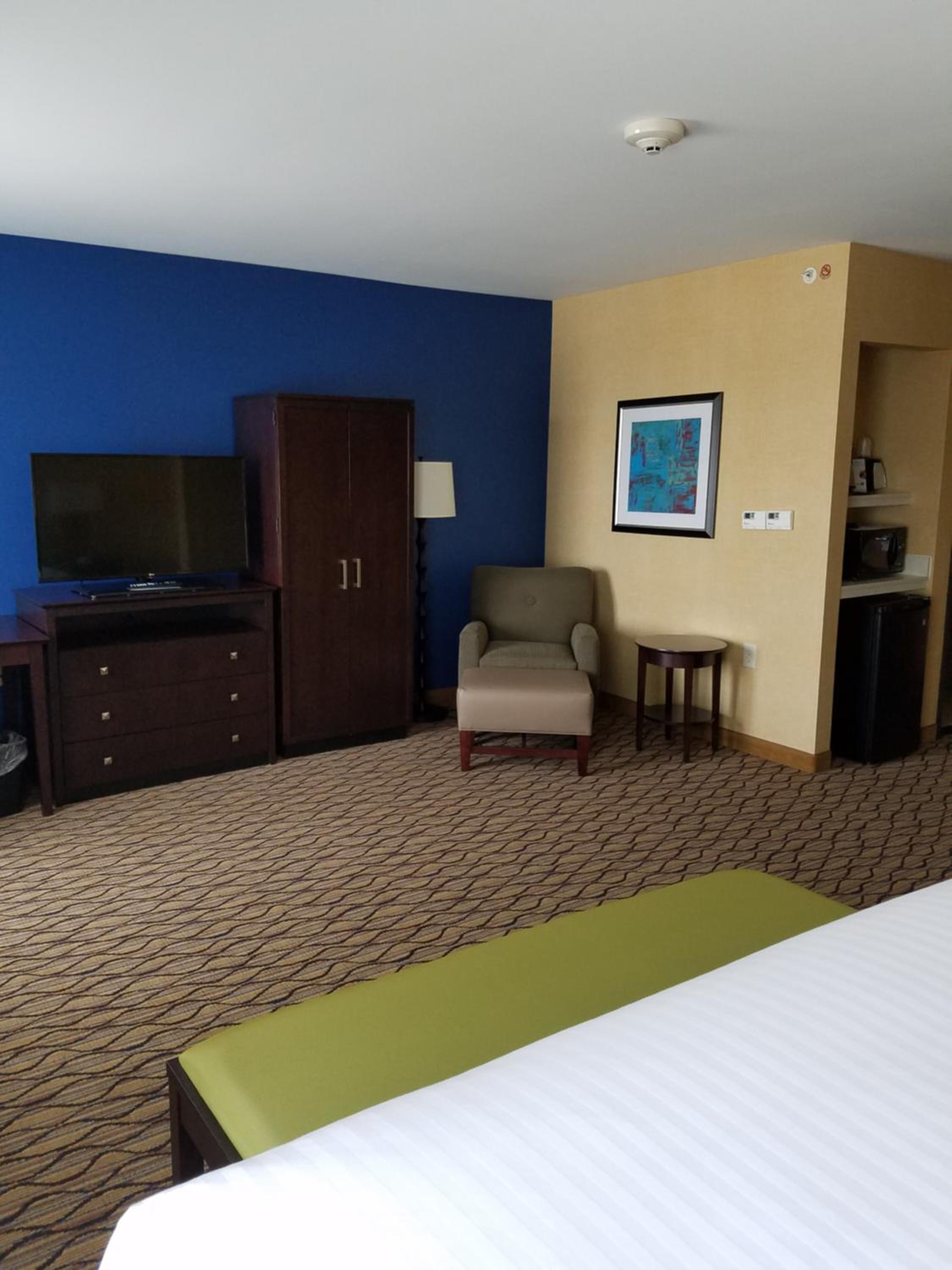 Standard King Room with Extra Space photo 1