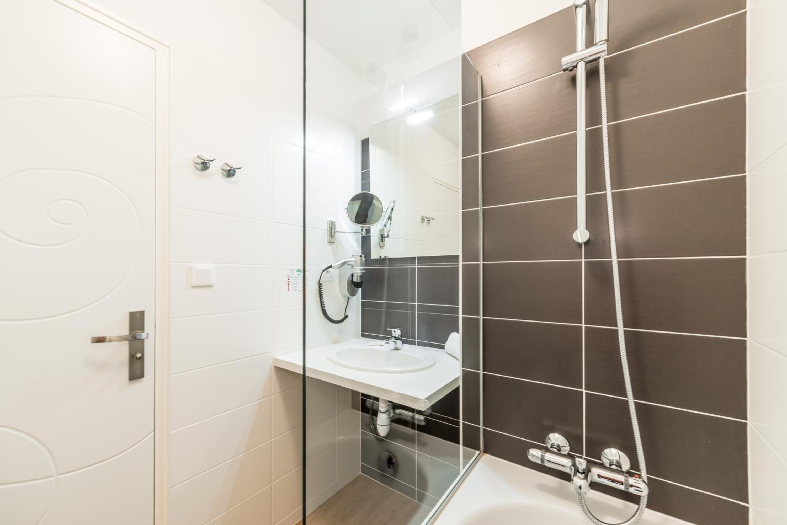 Comfort Double Room - with Air Conditioning - Photo 4
