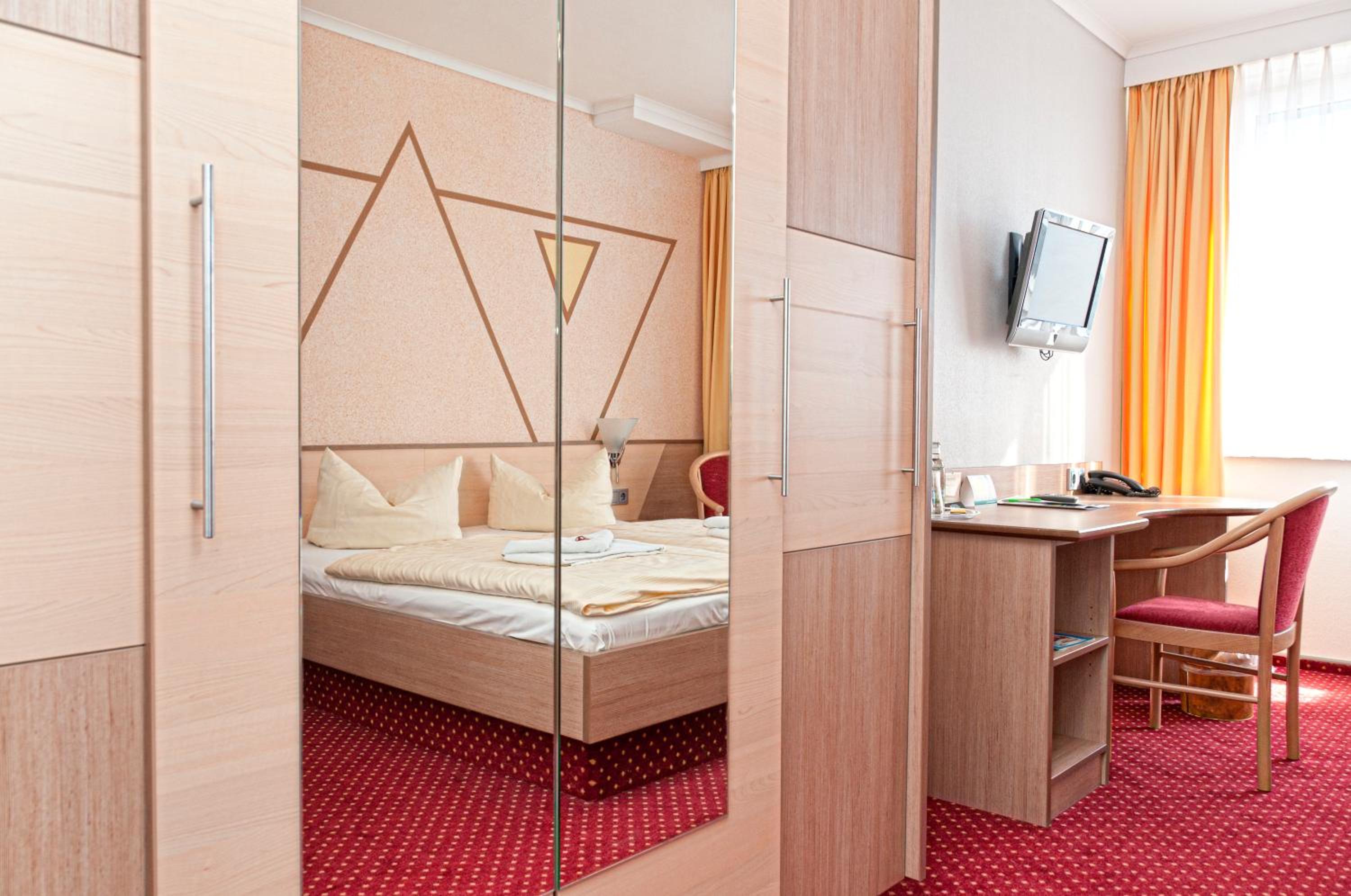 Classic Double Room with Balcony photo 2