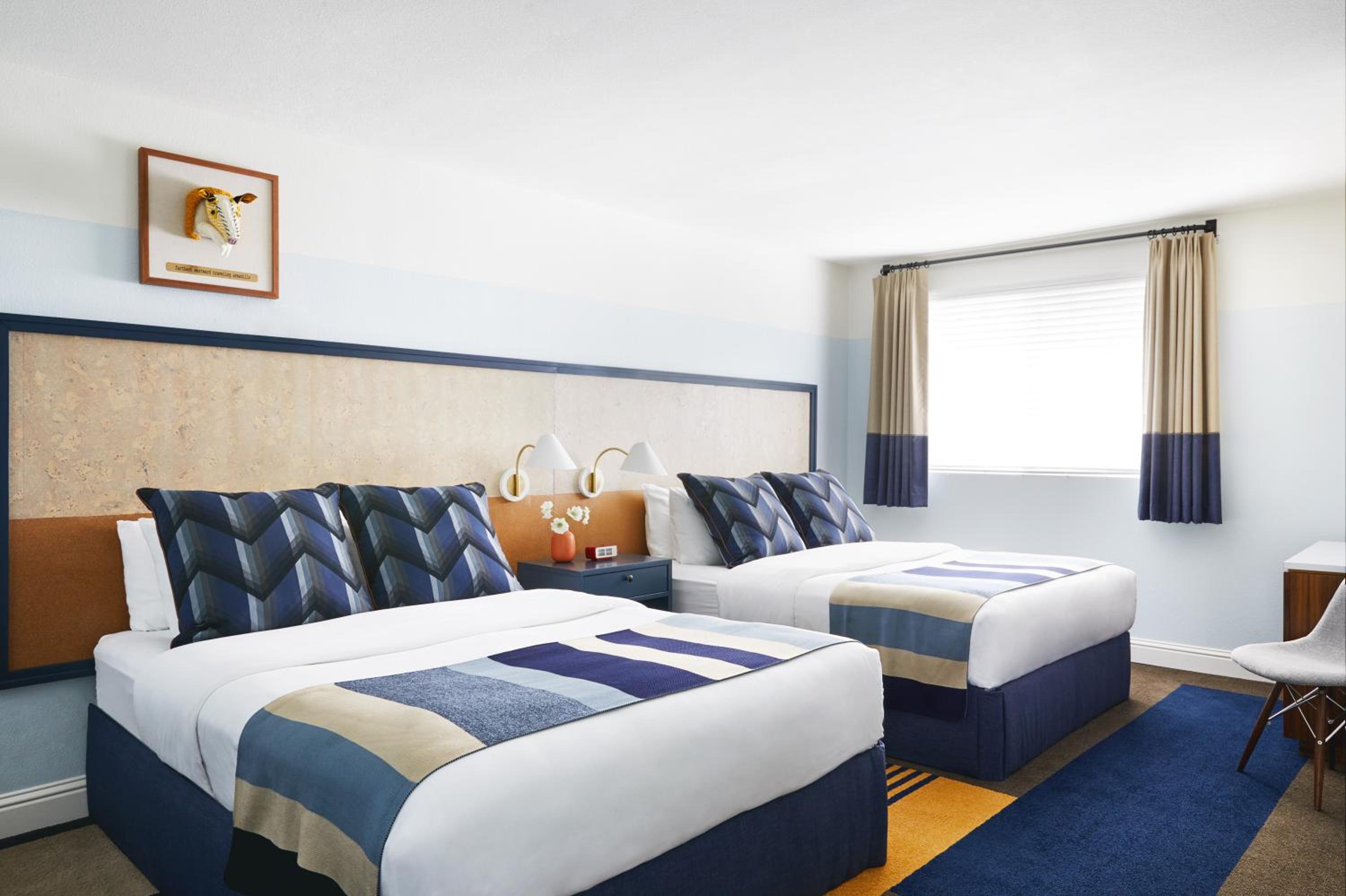 2 QUEEN BEDS RETRO CLASSIC  
