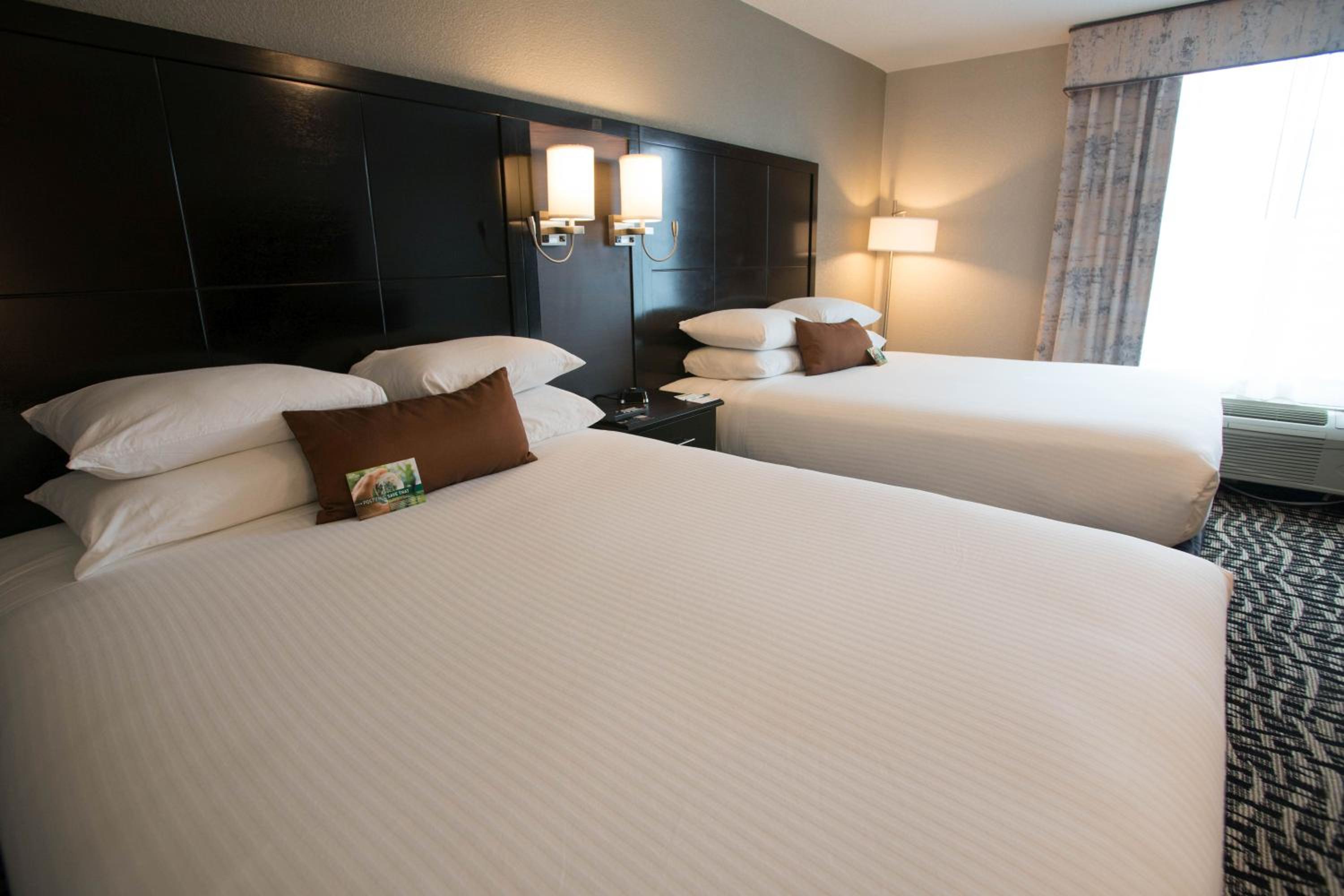 Queen Room with Two Queen Beds - Non-Smoking - Photo 4