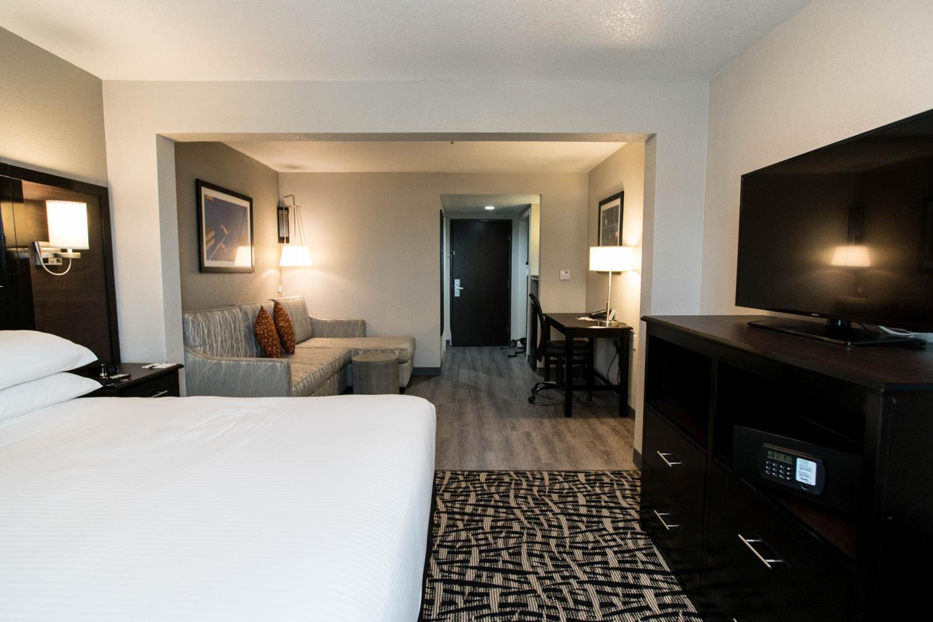 King Room with Bath Tub - Hearing Accessible/Non-Smoking - Photo 1