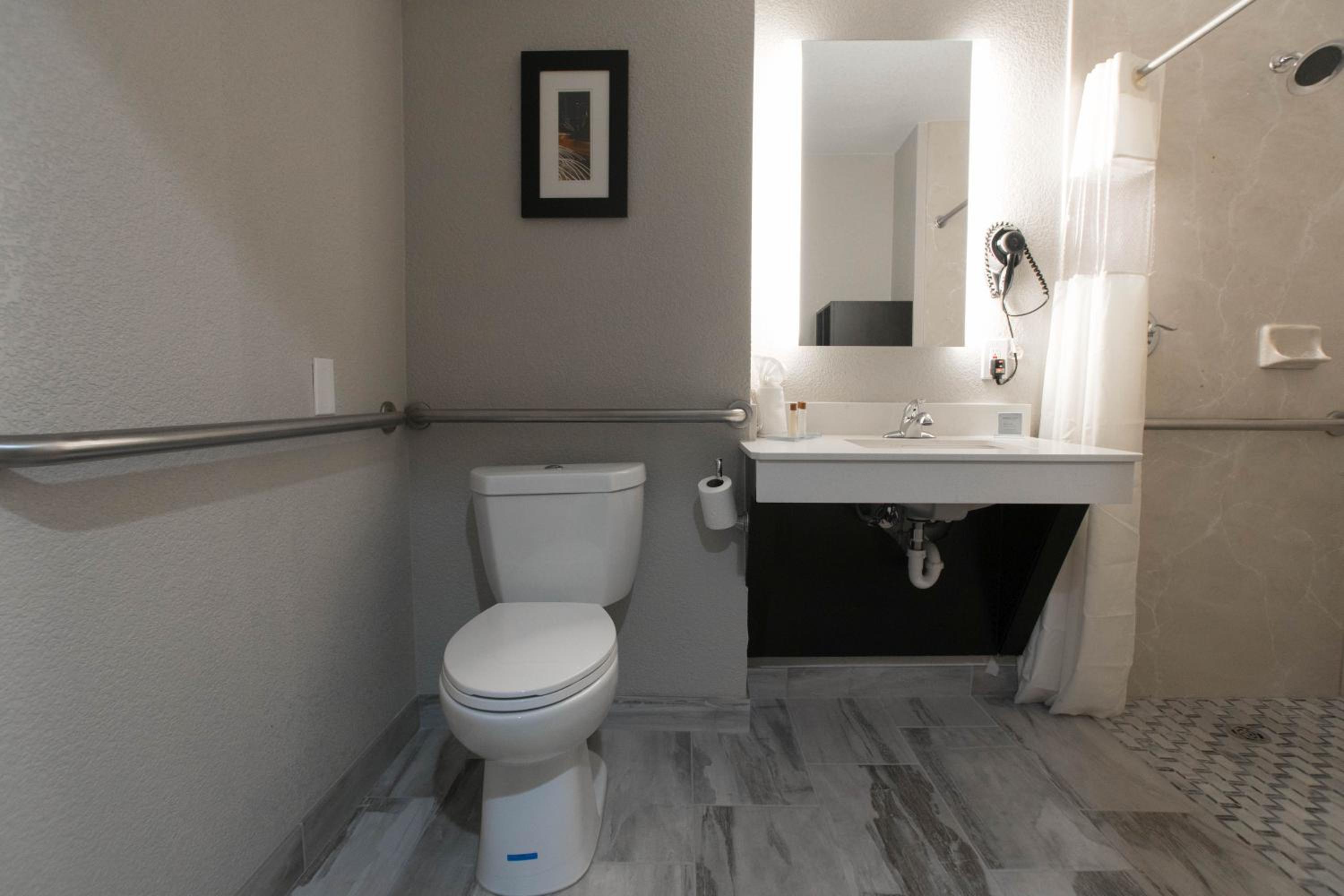 Queen Room with Bath Tub - Mobility/Hearing Accessible - Non-Smoking - Photo 2