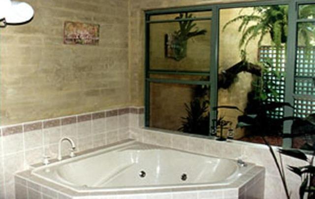 Queen Suite with Spa Bath photo 2