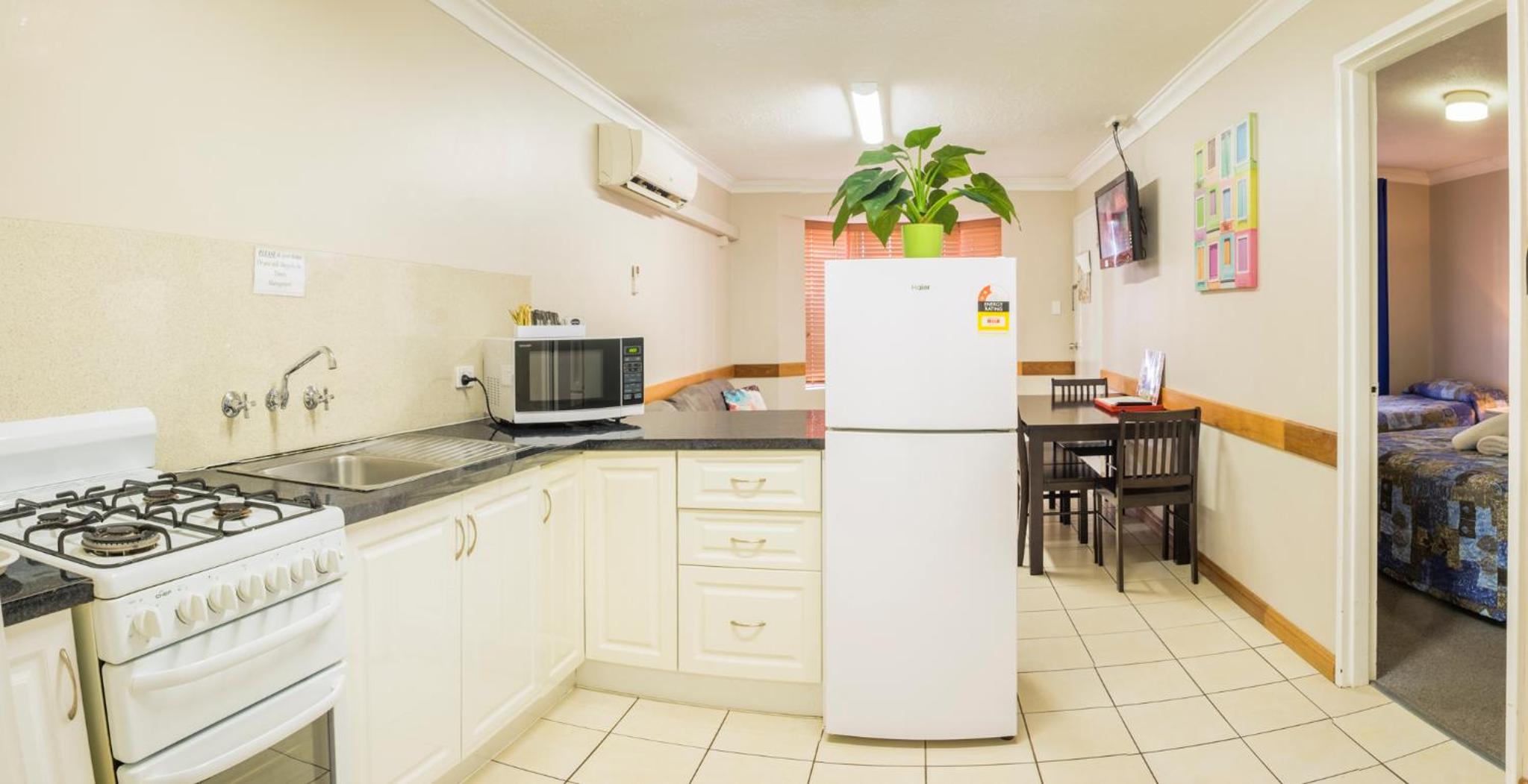 Standard 2 Bedroom Motel - Sleeps 6 photo 2