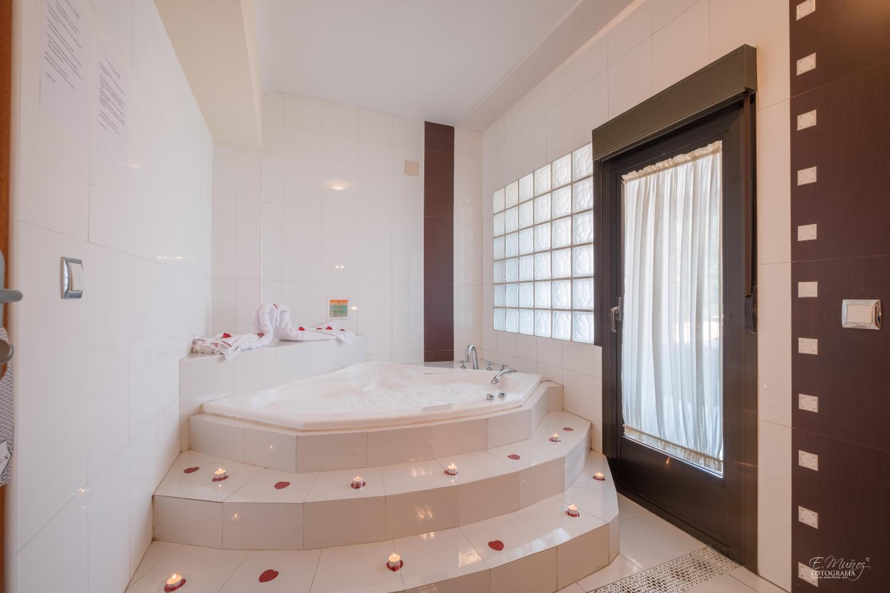 Double Room with Spa Bath photo 2