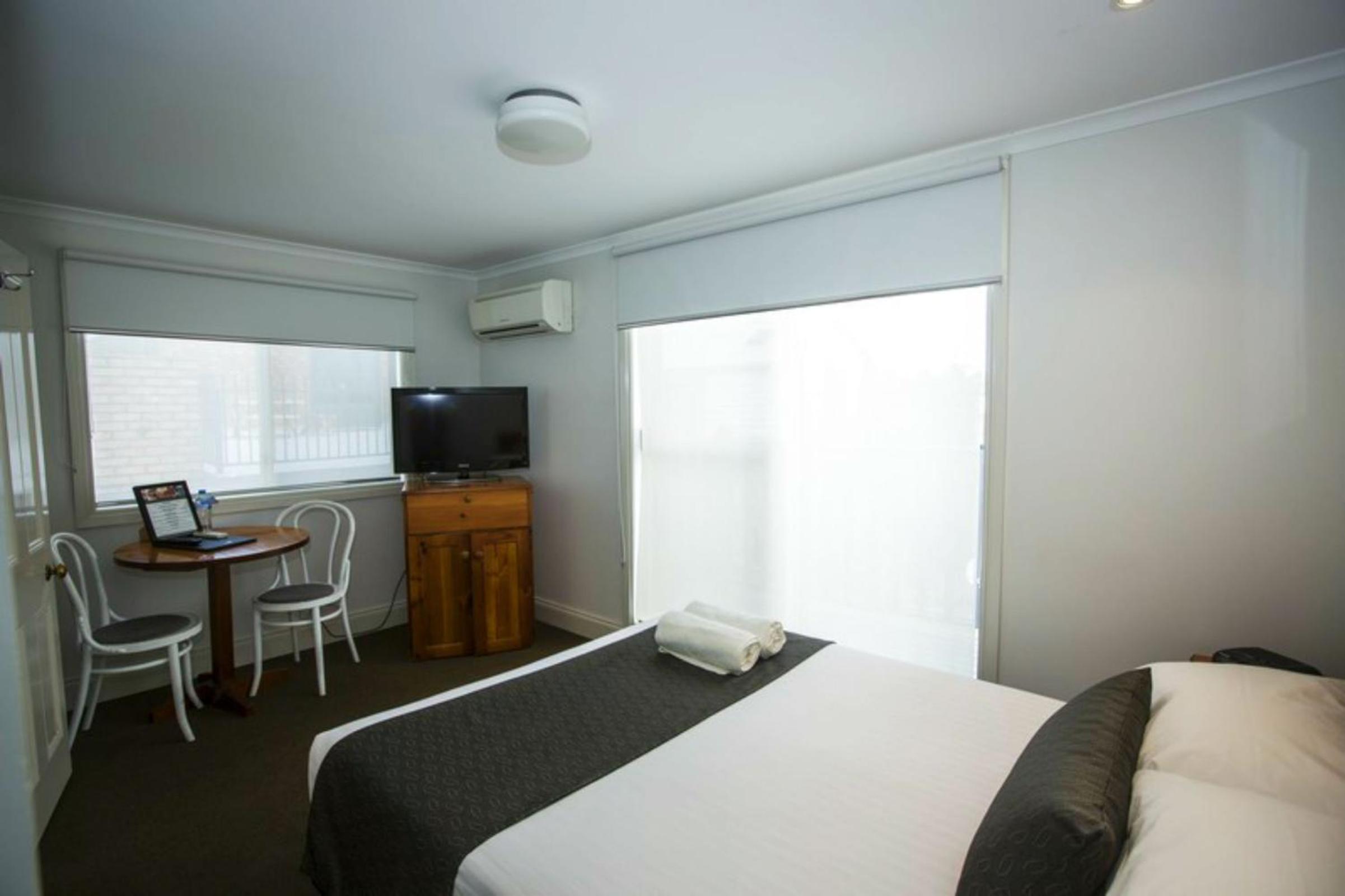 Small Double Room with Private Bathroom - Guest House - Photo 4