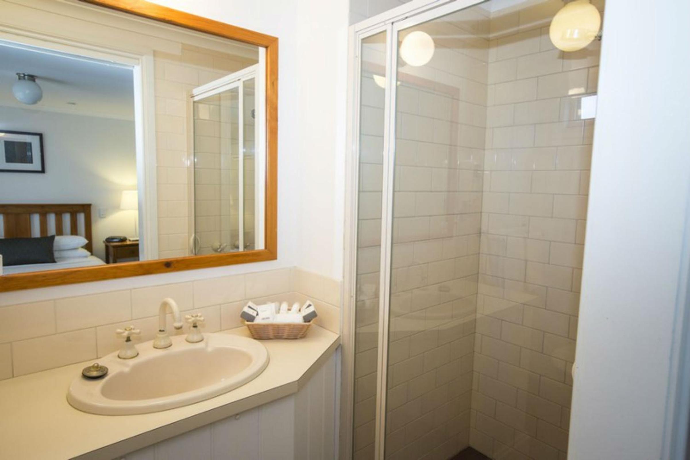 Small Double Room with Private Bathroom - Guest House - Photo 2
