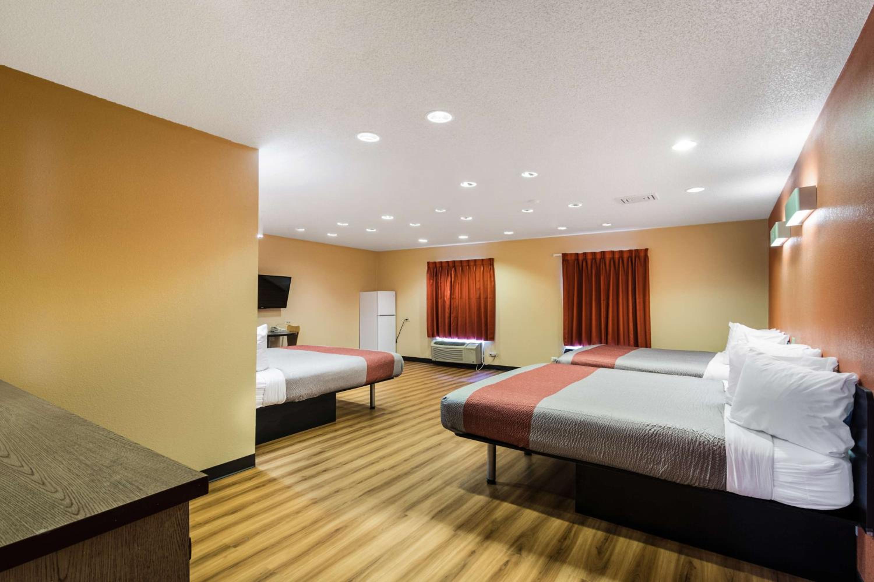 Queen Room with Two Queen Beds - Non-Smoking - Photo 1