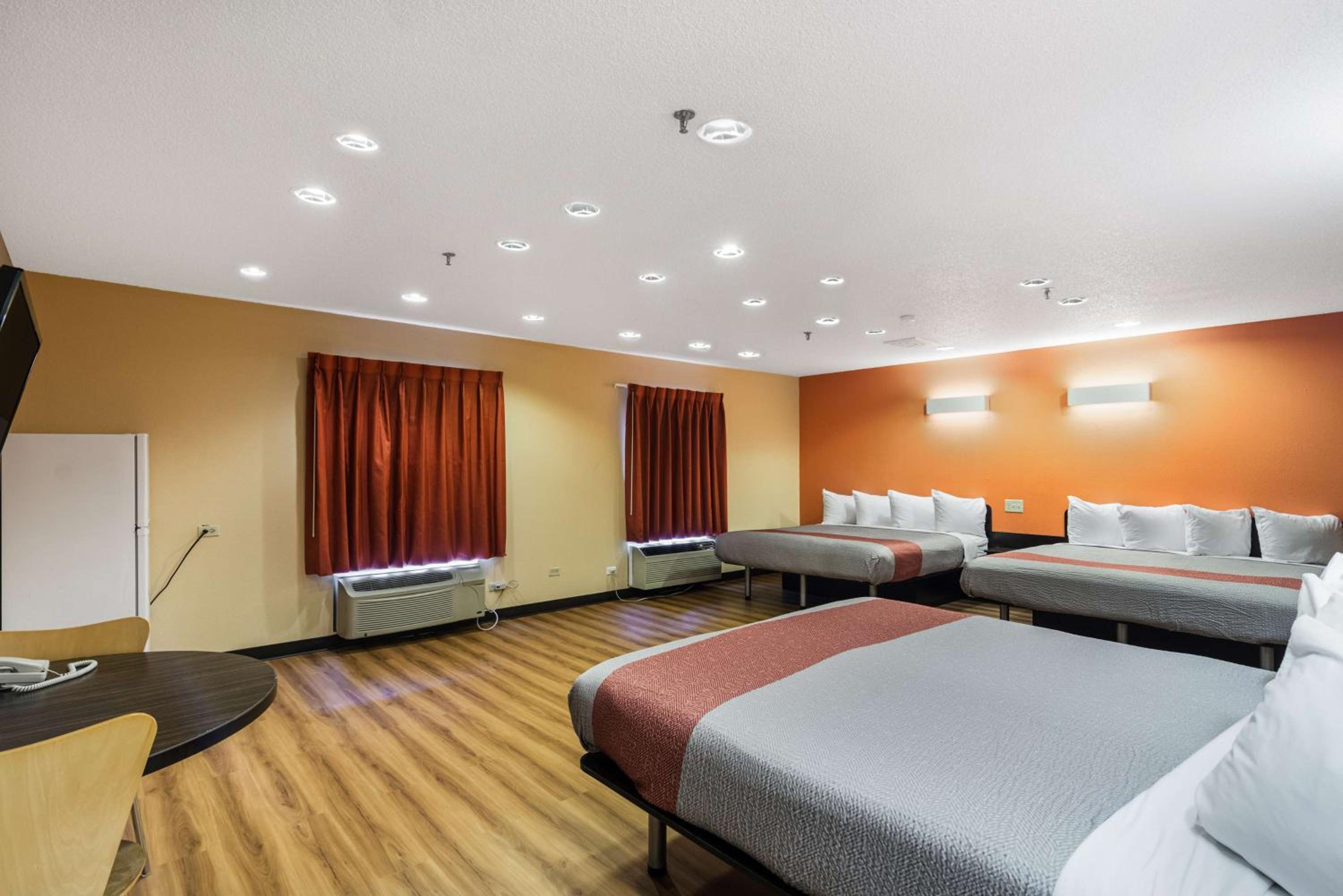 Deluxe King Suite - Non-Smoking - Photo 5
