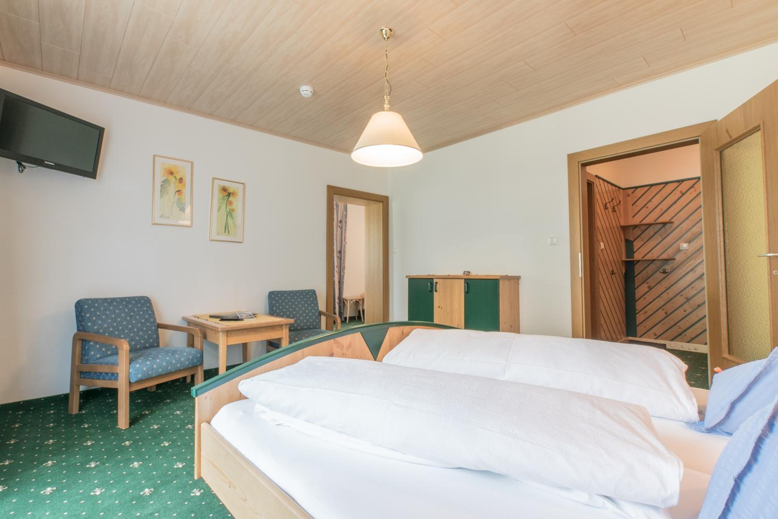 Family Room (2 Adults + 2 Children)