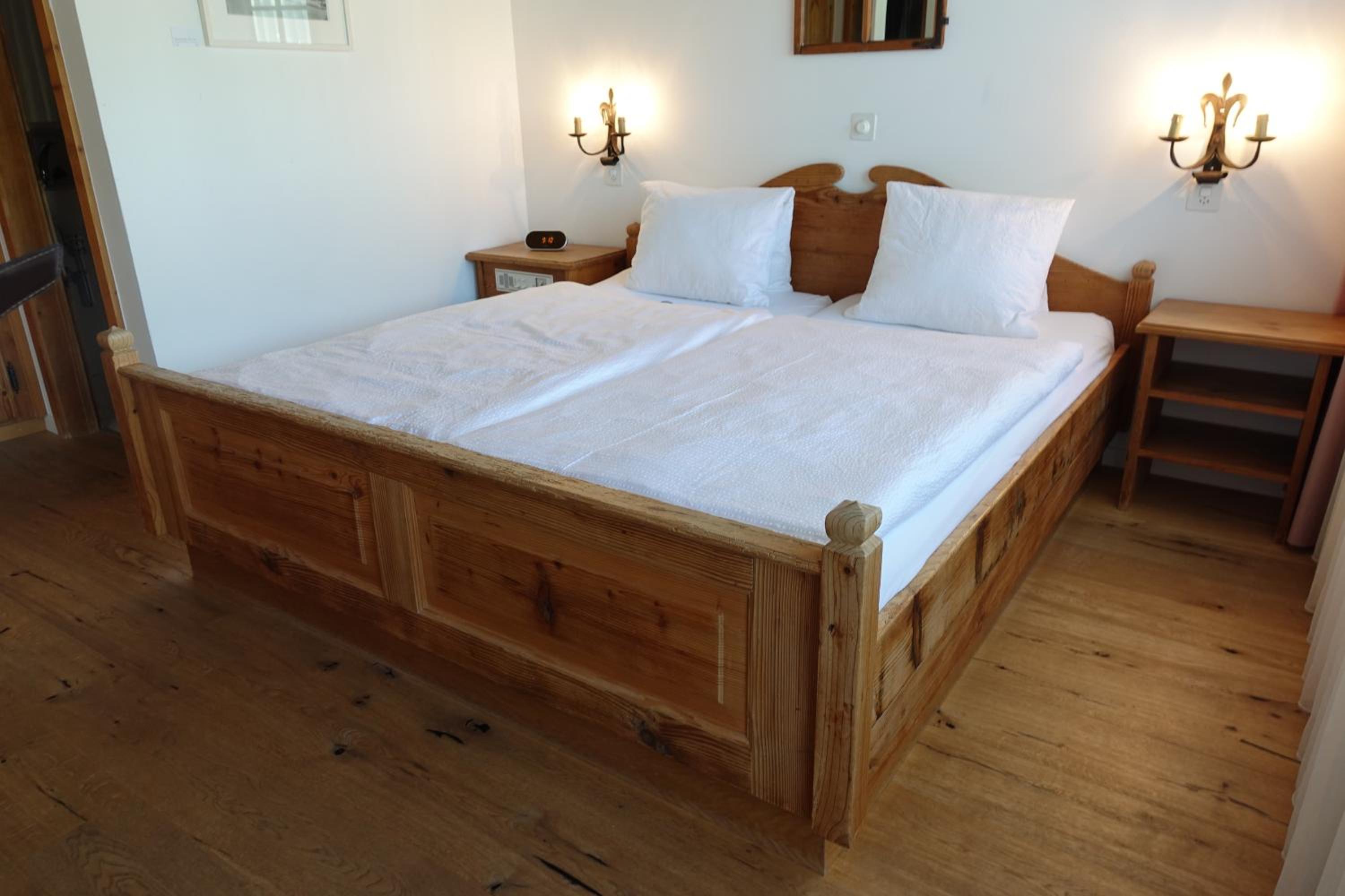 Deluxe Double Room with Balcony - Photo 4
