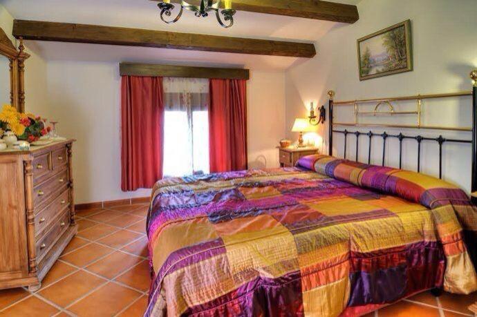 Six-Bedroom House - Photo 2