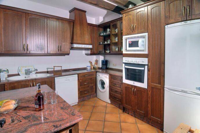 Six-Bedroom House - Photo 3