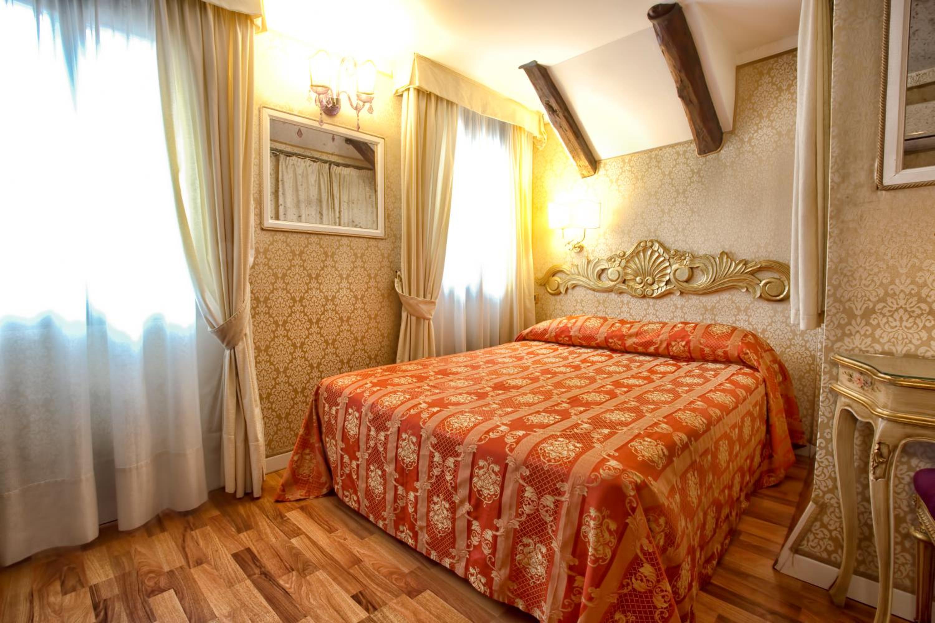 Small Double Room photo 1