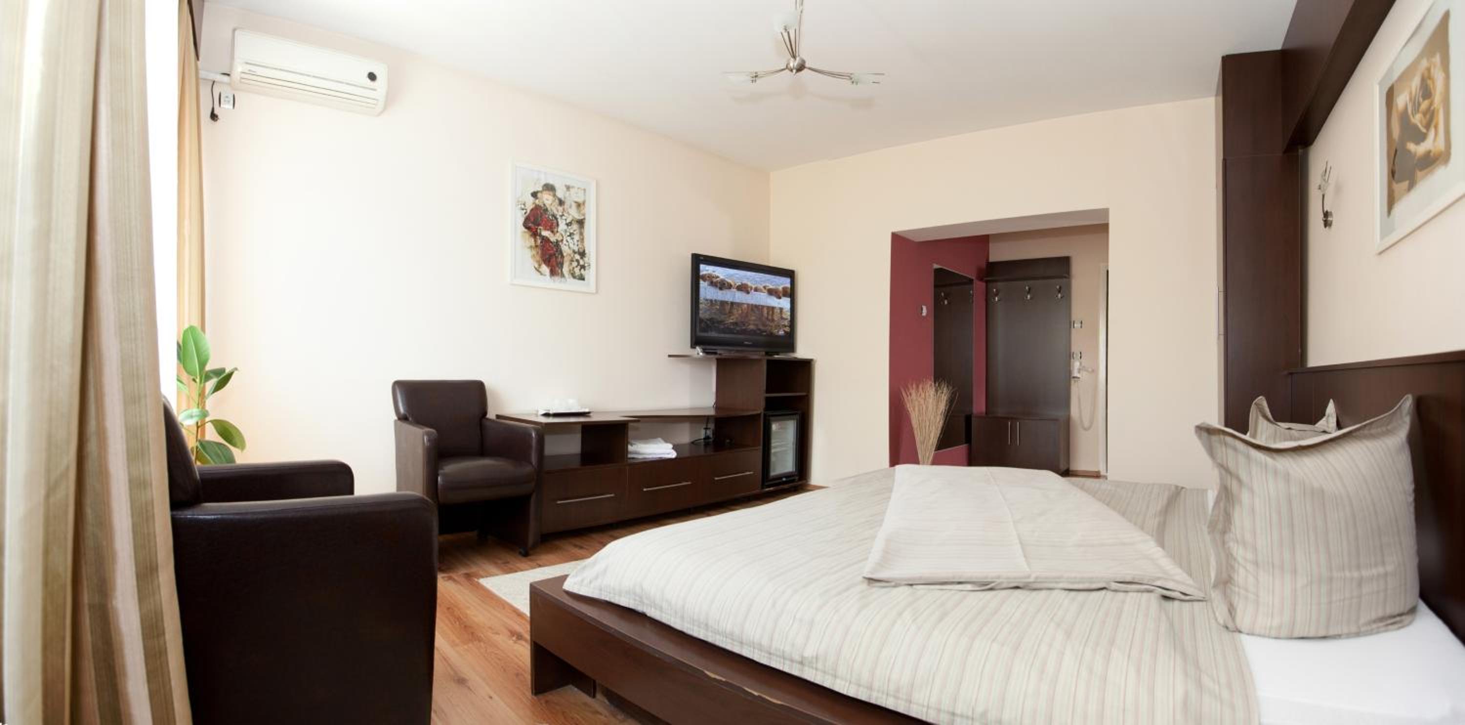 Queen Room photo 2