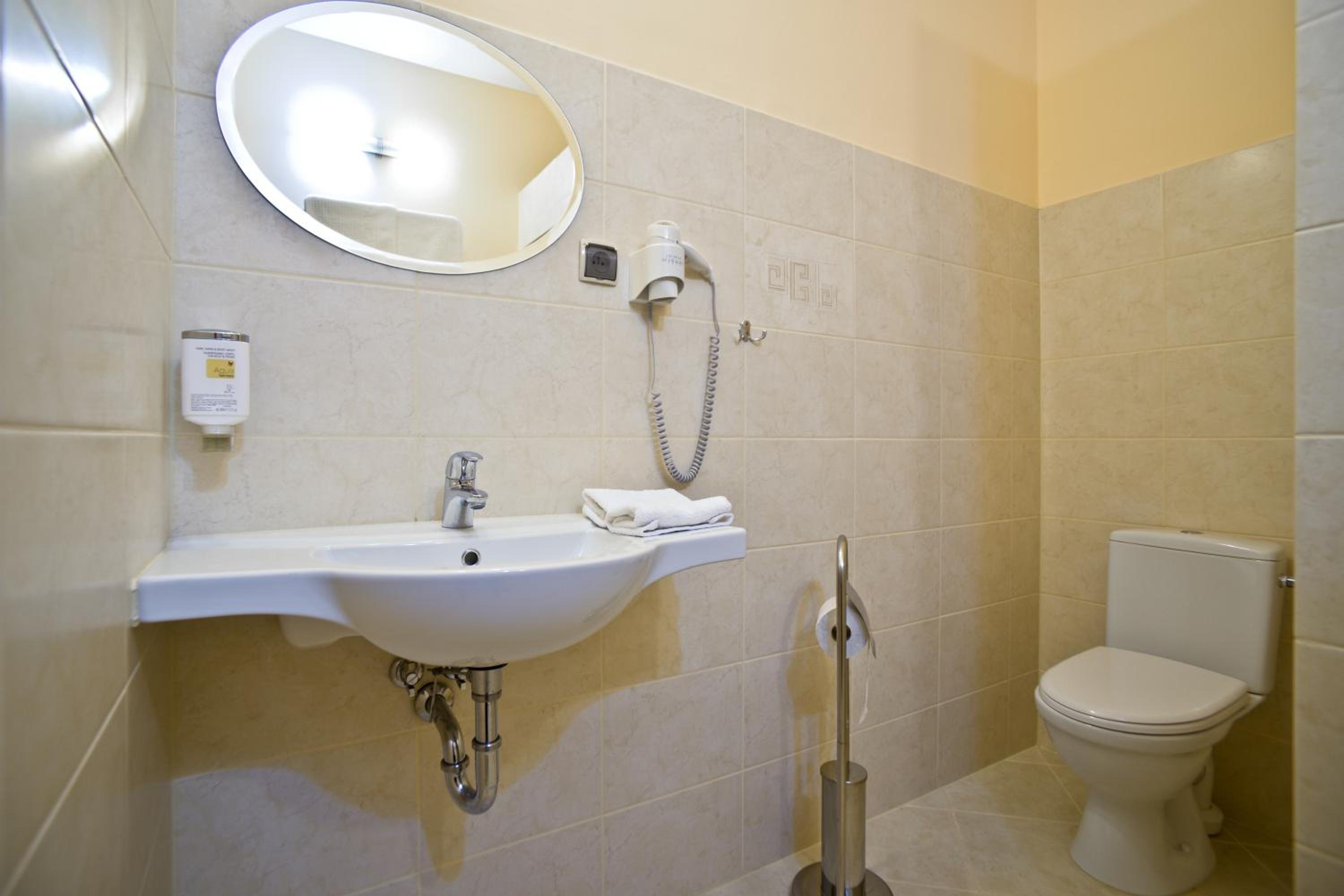 Double Room with Balcony - Photo 3