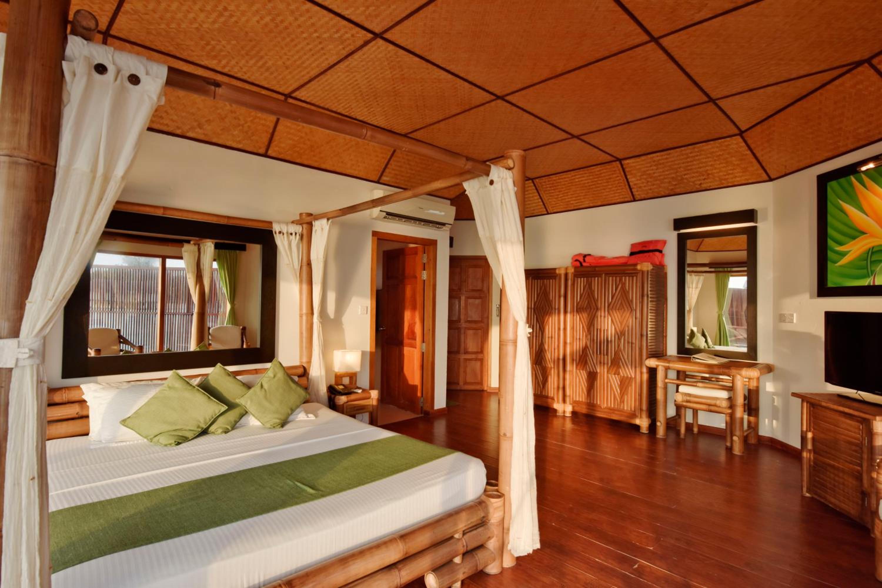 Semi Water Bungalow photo 3
