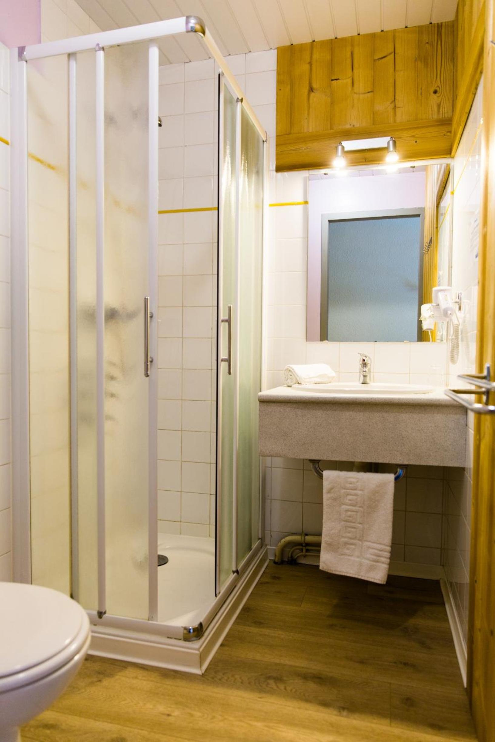Standard Double or Twin Room - Photo 2