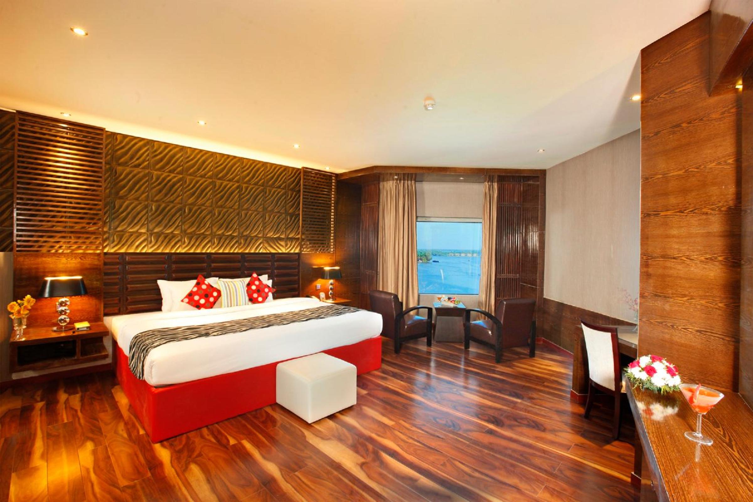 King Suite with Lake View - Non-Smoking