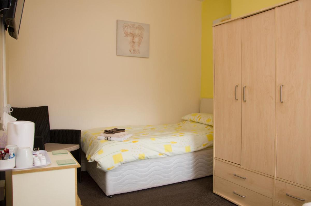 Budget Twin Room photo 2
