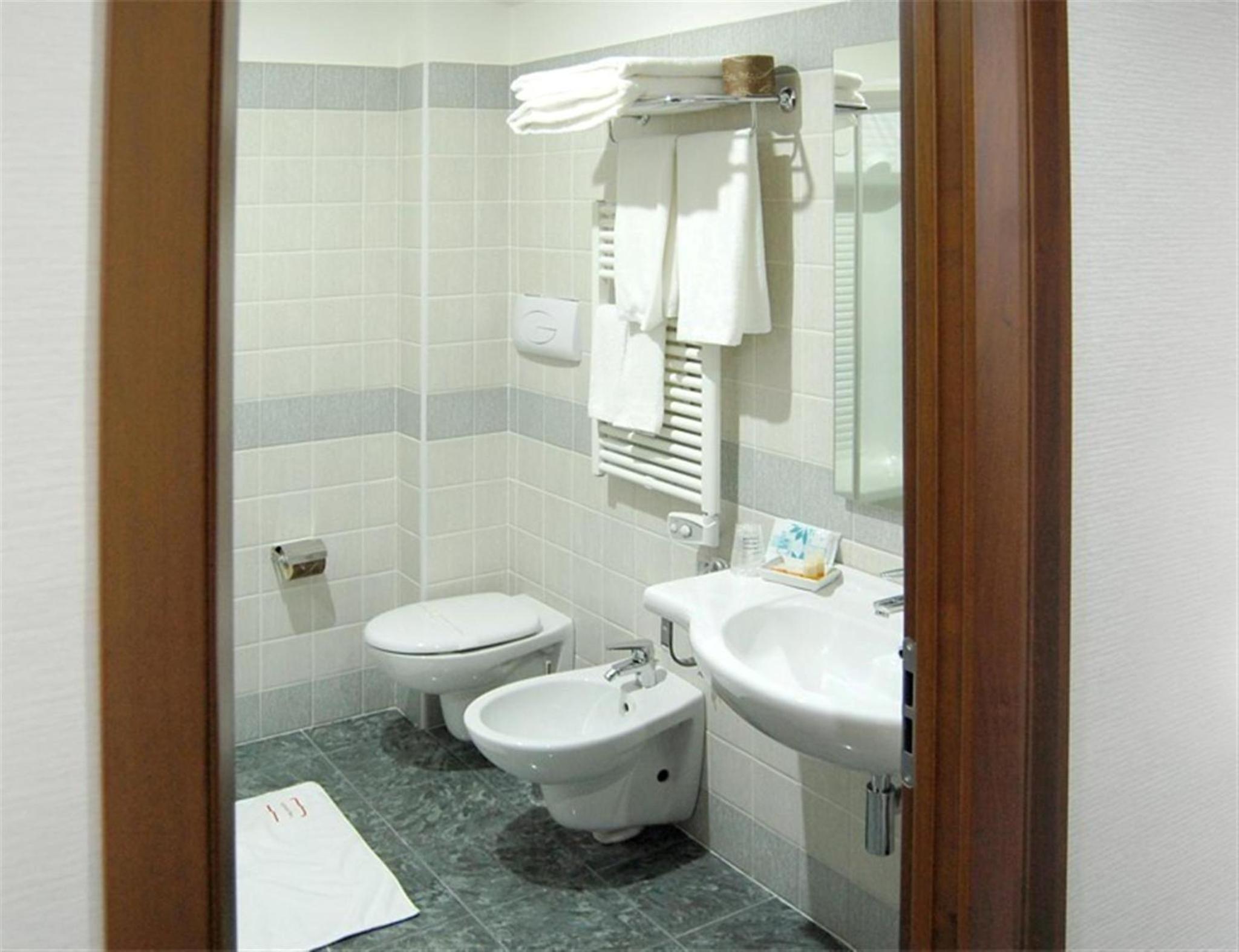 Standard Double or Twin Room - Photo 4