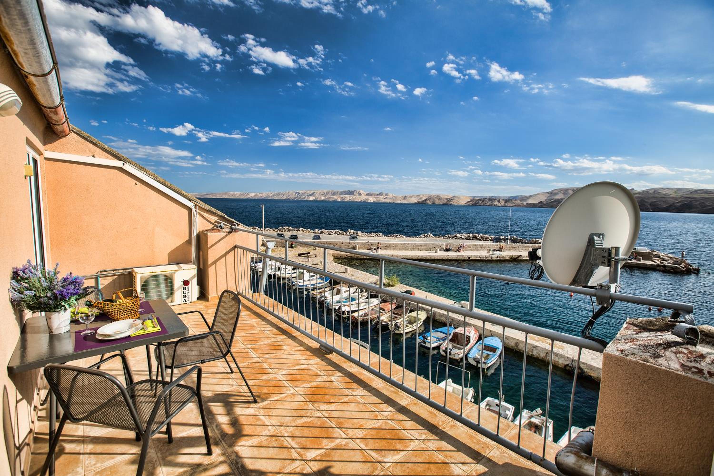 Apartment with Balcony photo 3