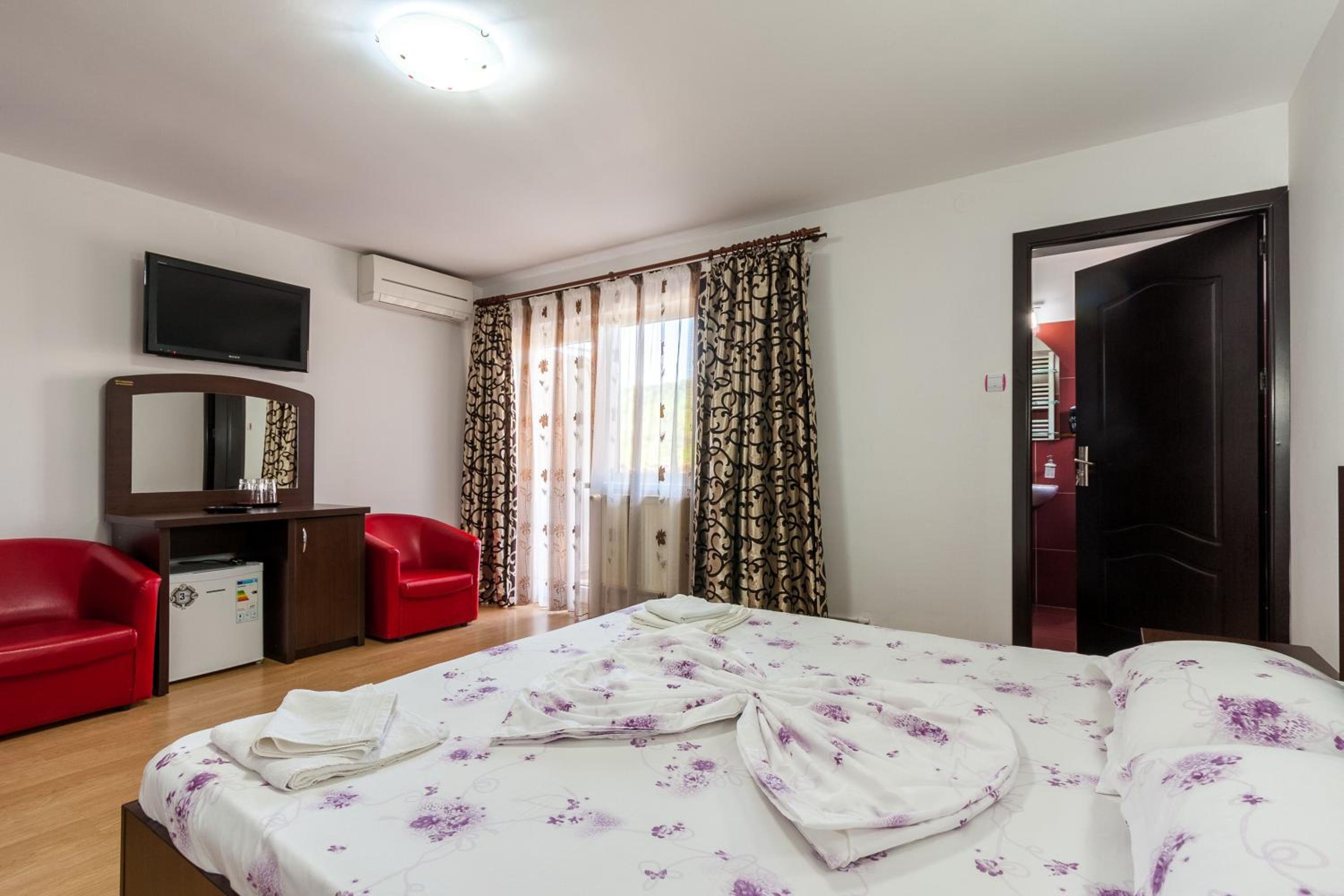 Double Room - Photo 18