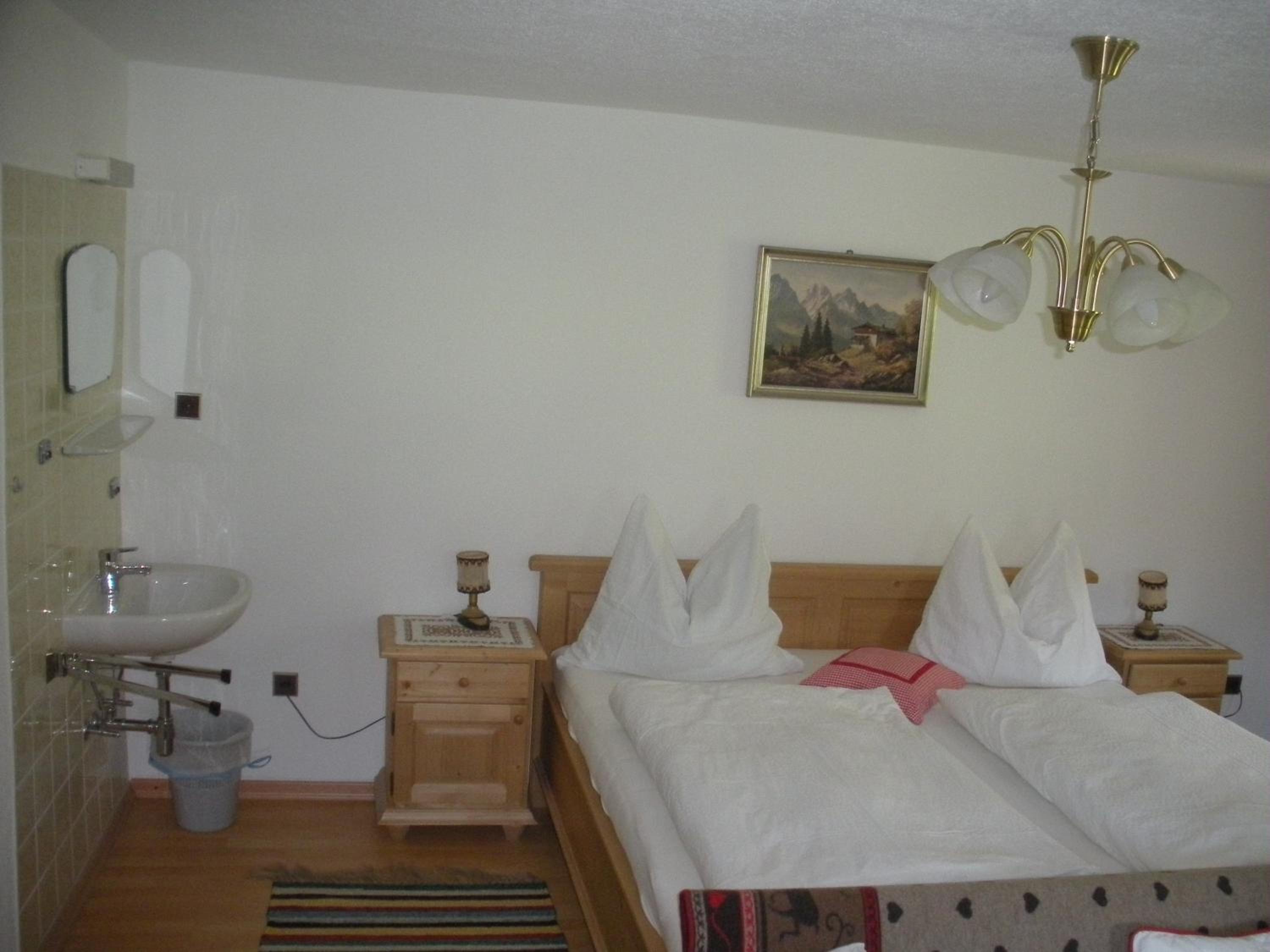 Double Room With Shared Bathroom photo 1