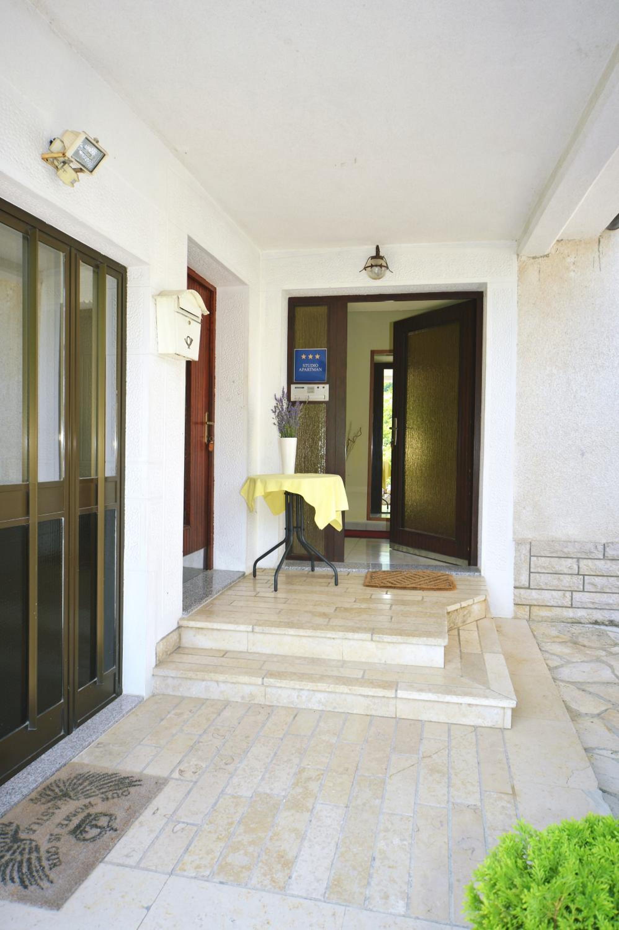 Studio Apartment - Photo 15