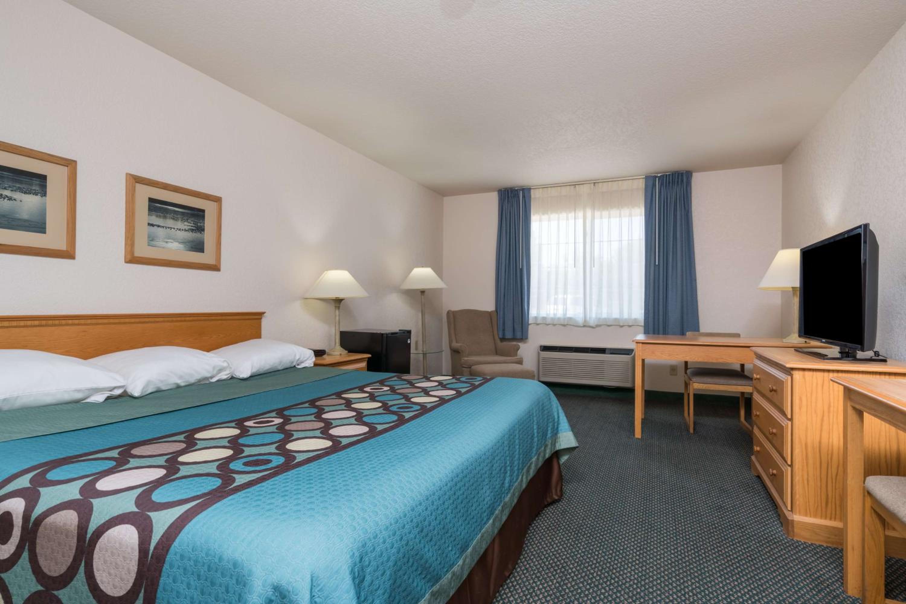 King Suite - Non-Smoking - Photo 4