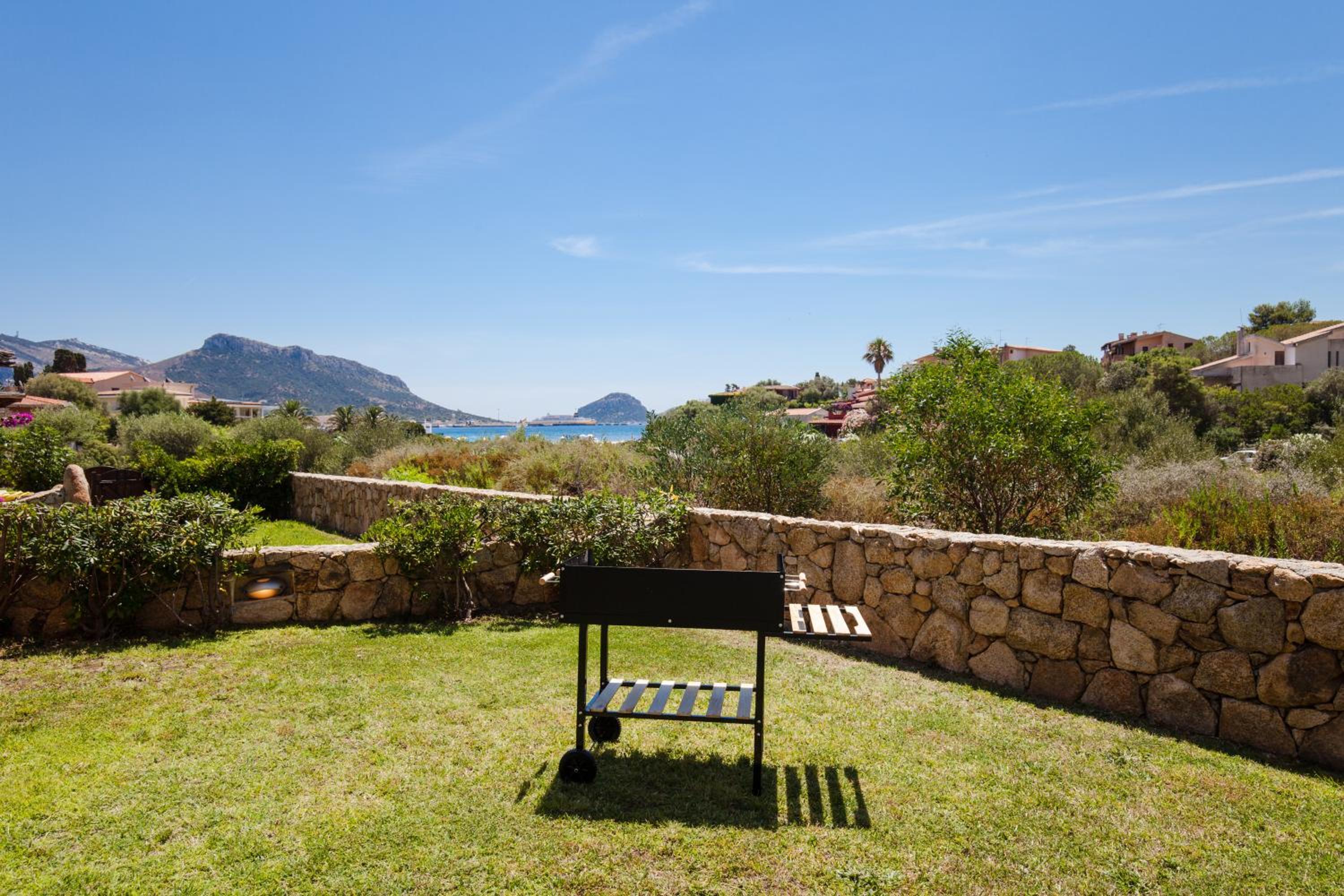Four- Bedroom Apartment with Garden and Sea View photo 2