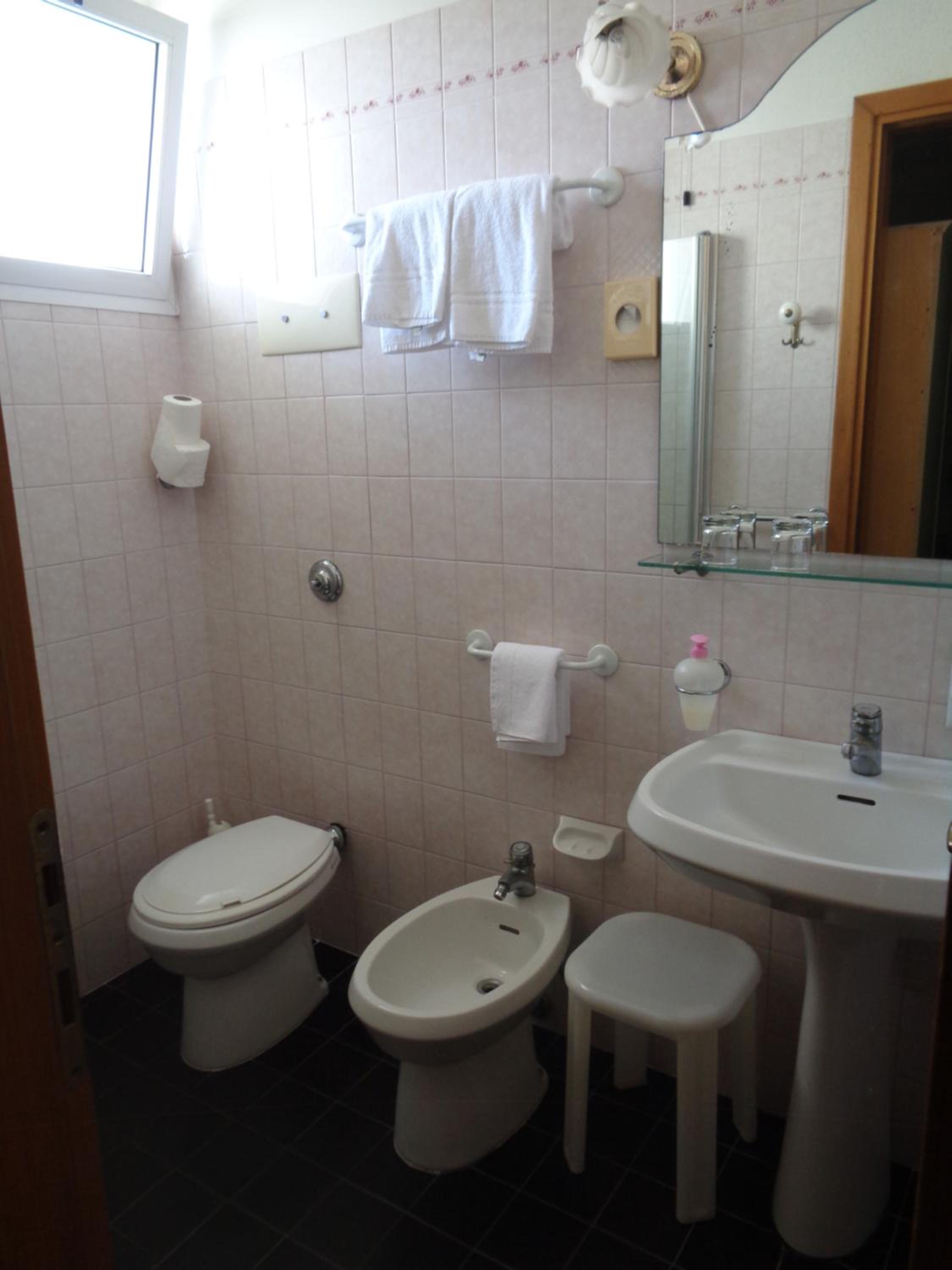 Double or Twin Room - Photo 4
