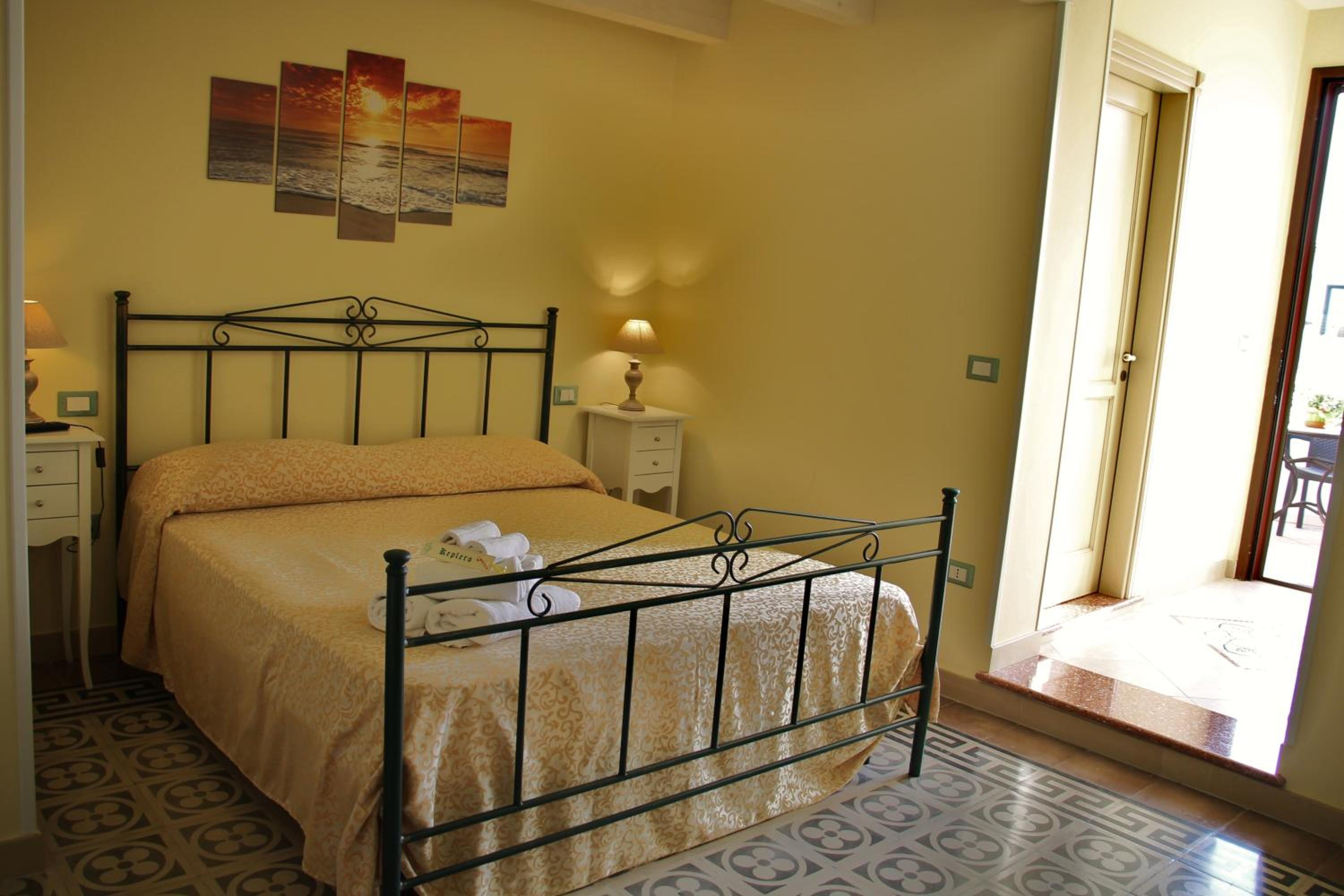 Quadruple Room with Private Bathroom photo 3