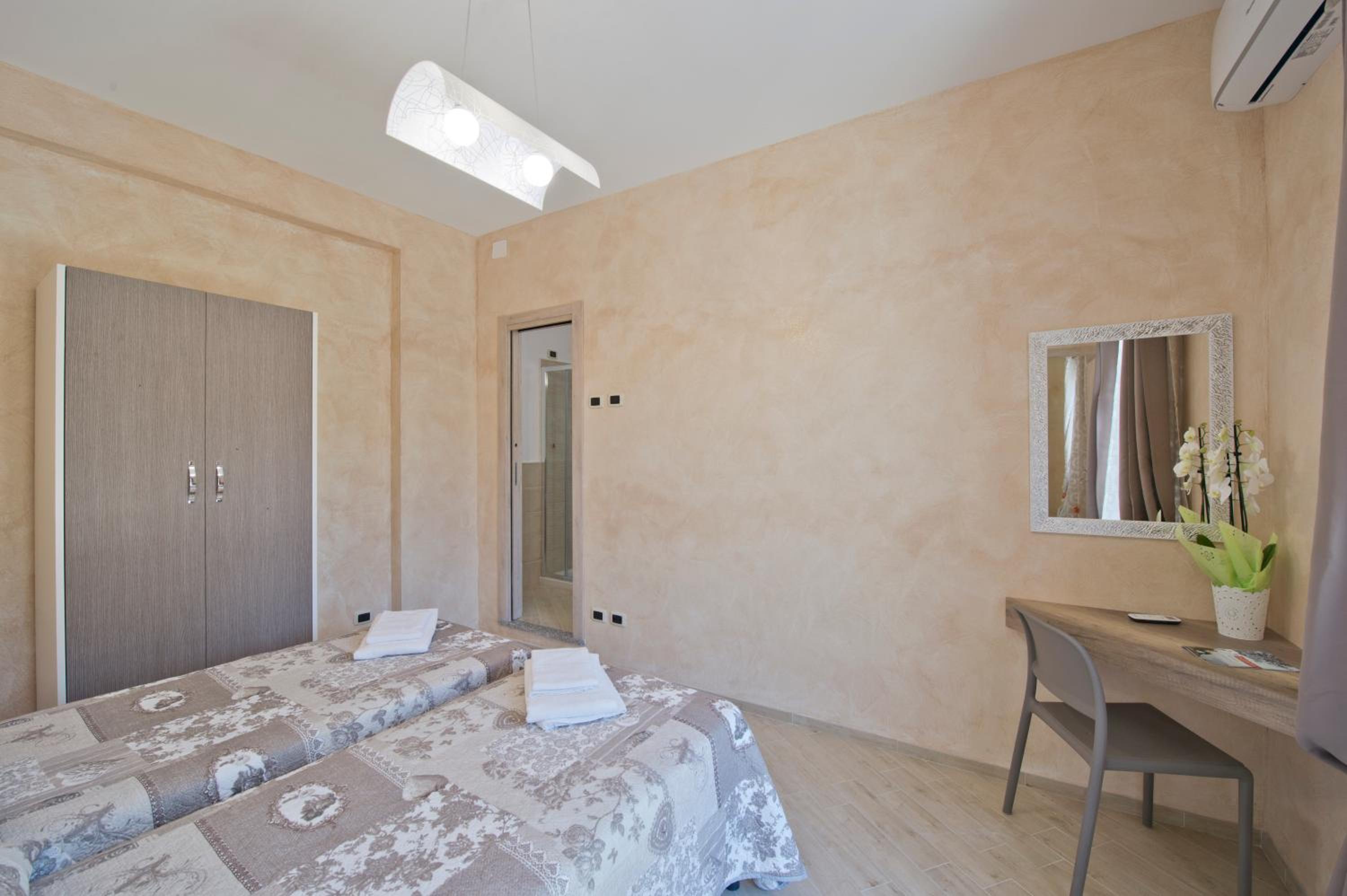 Twin Room with Sea View - Photo 4