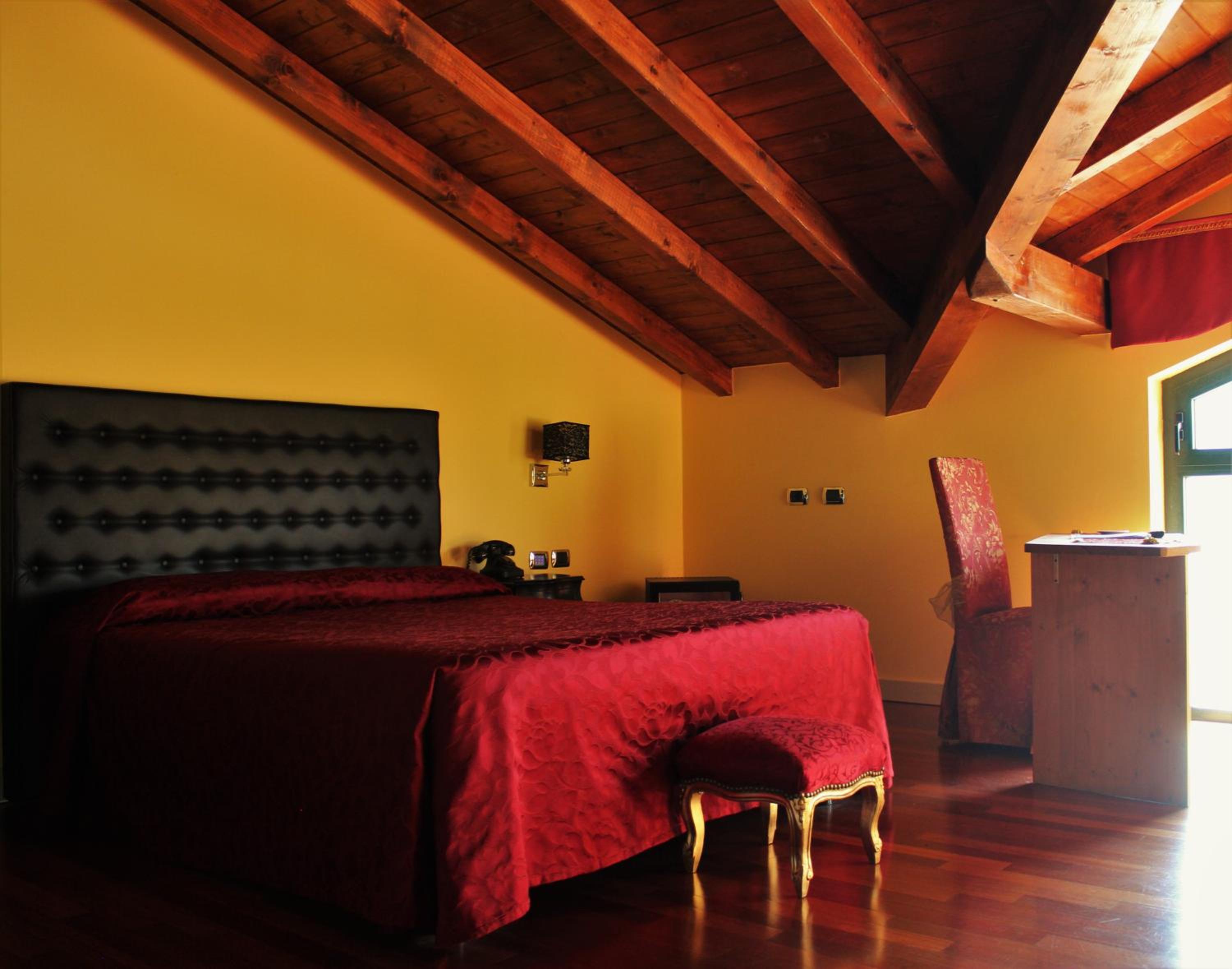 Deluxe Room - Photo 8