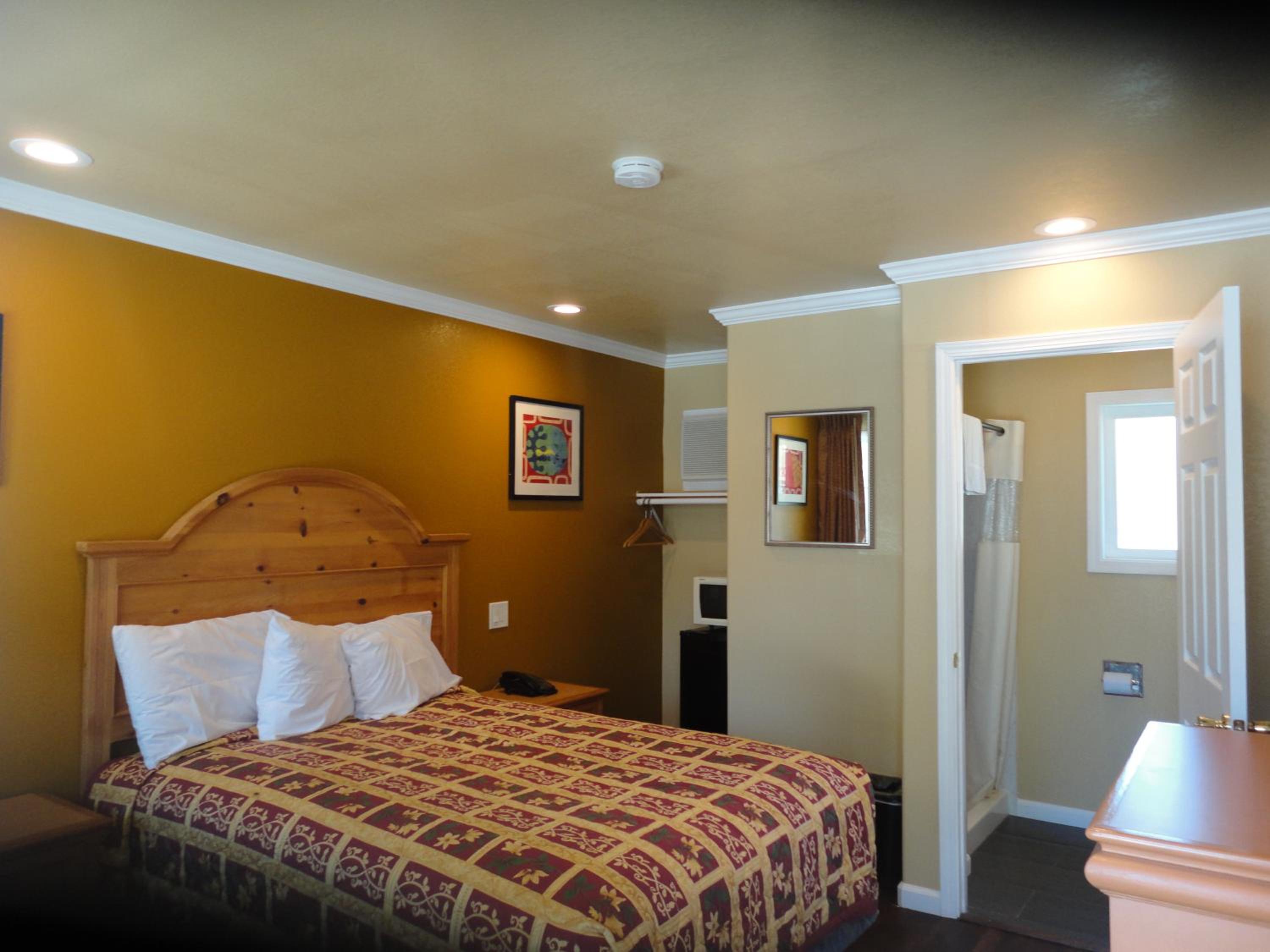 Queen Room - Non-Smoking photo 2