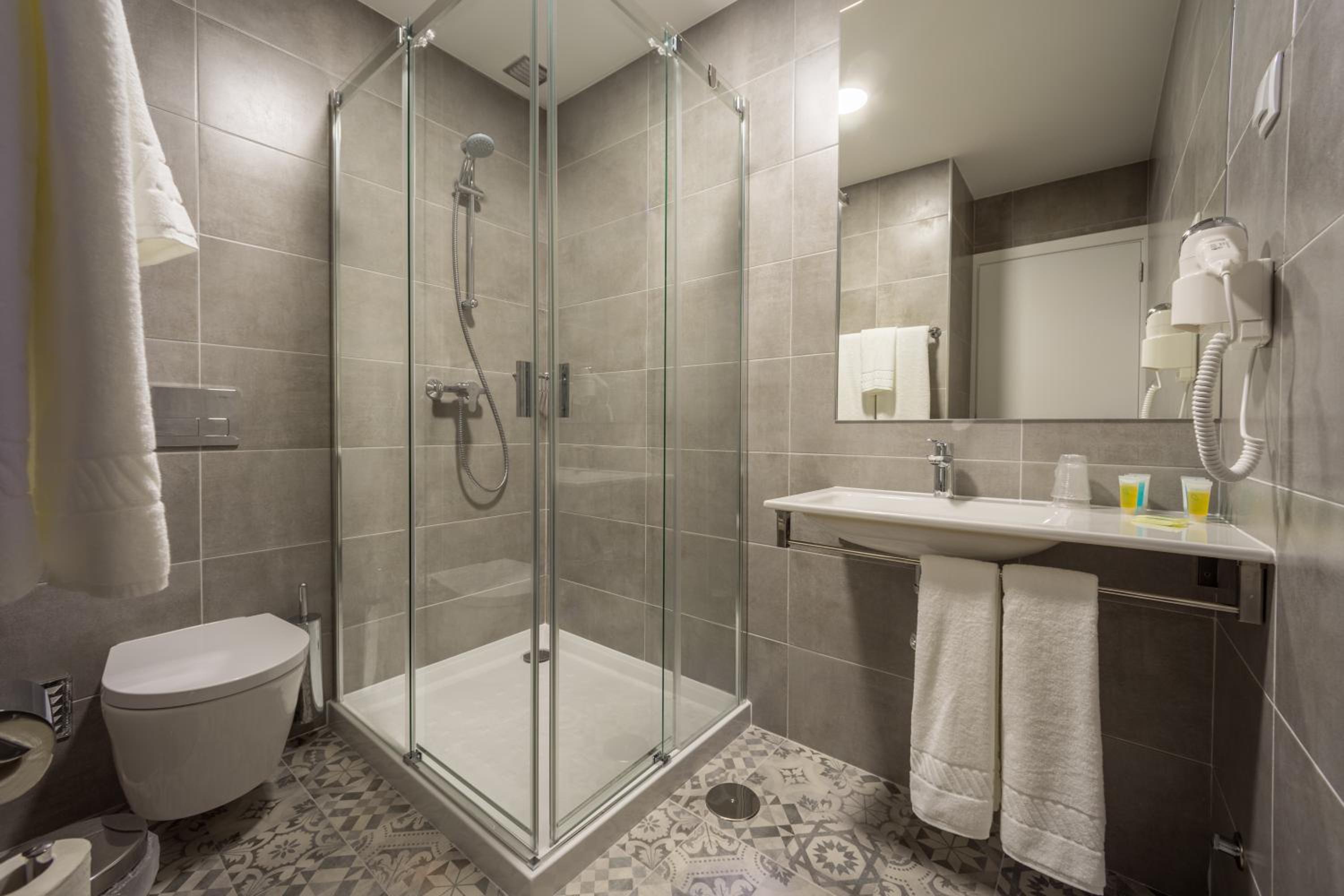Twin Room - Photo 2