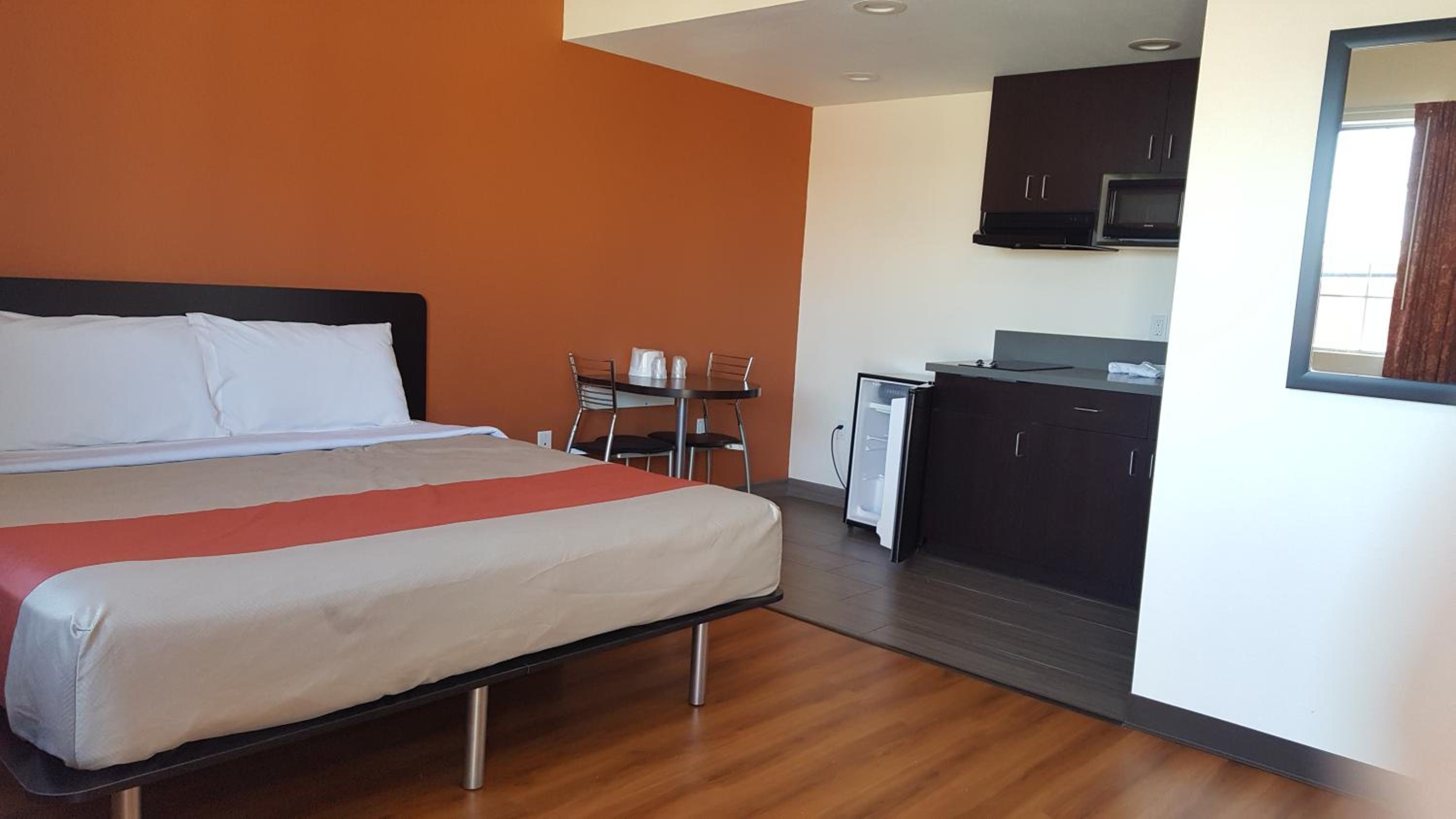 Deluxe King Suite w / Kitchenette and Bathtub - Non Smoking photo 1