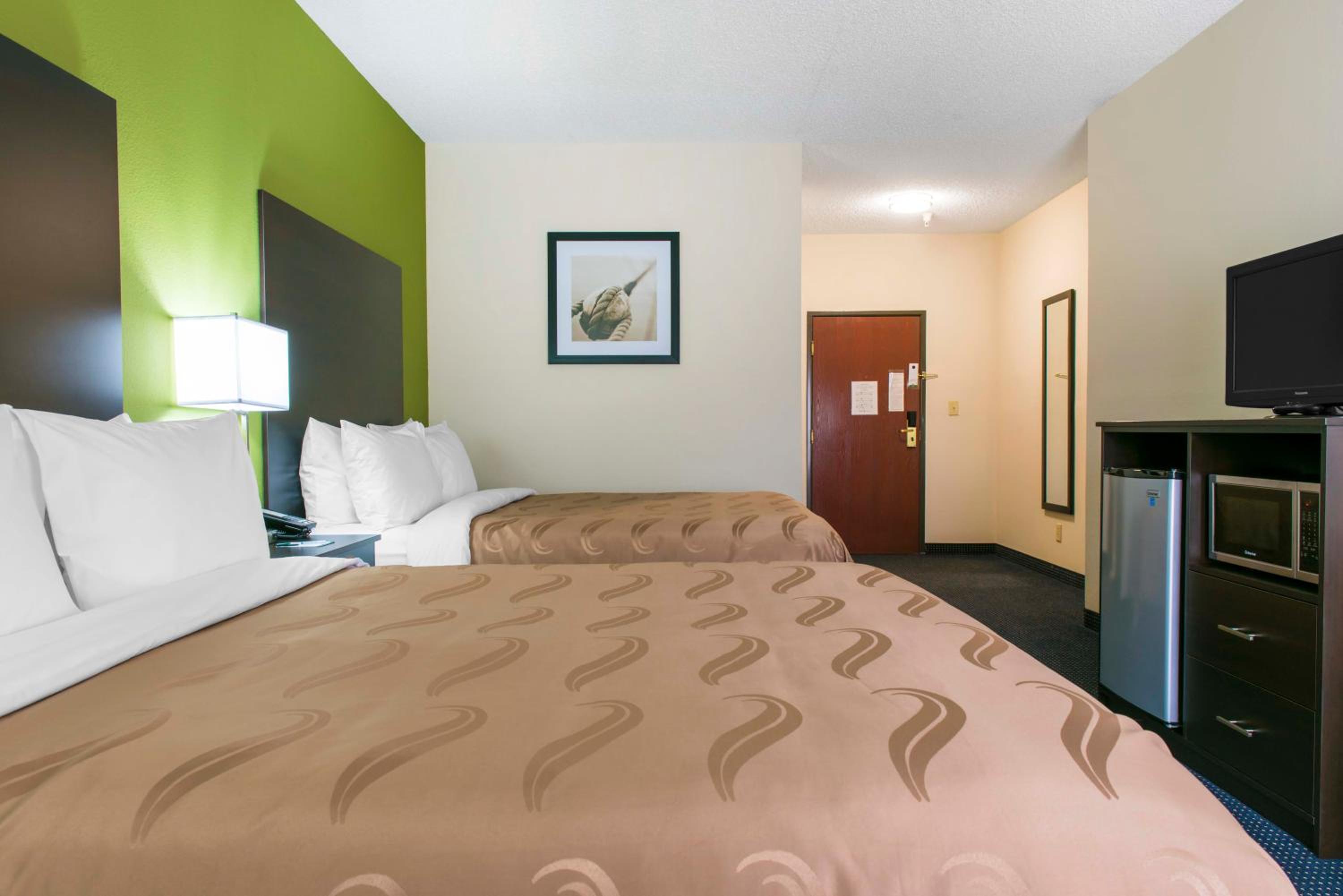 Queen Room with Two Queen Beds - Non-Smoking - Photo 1