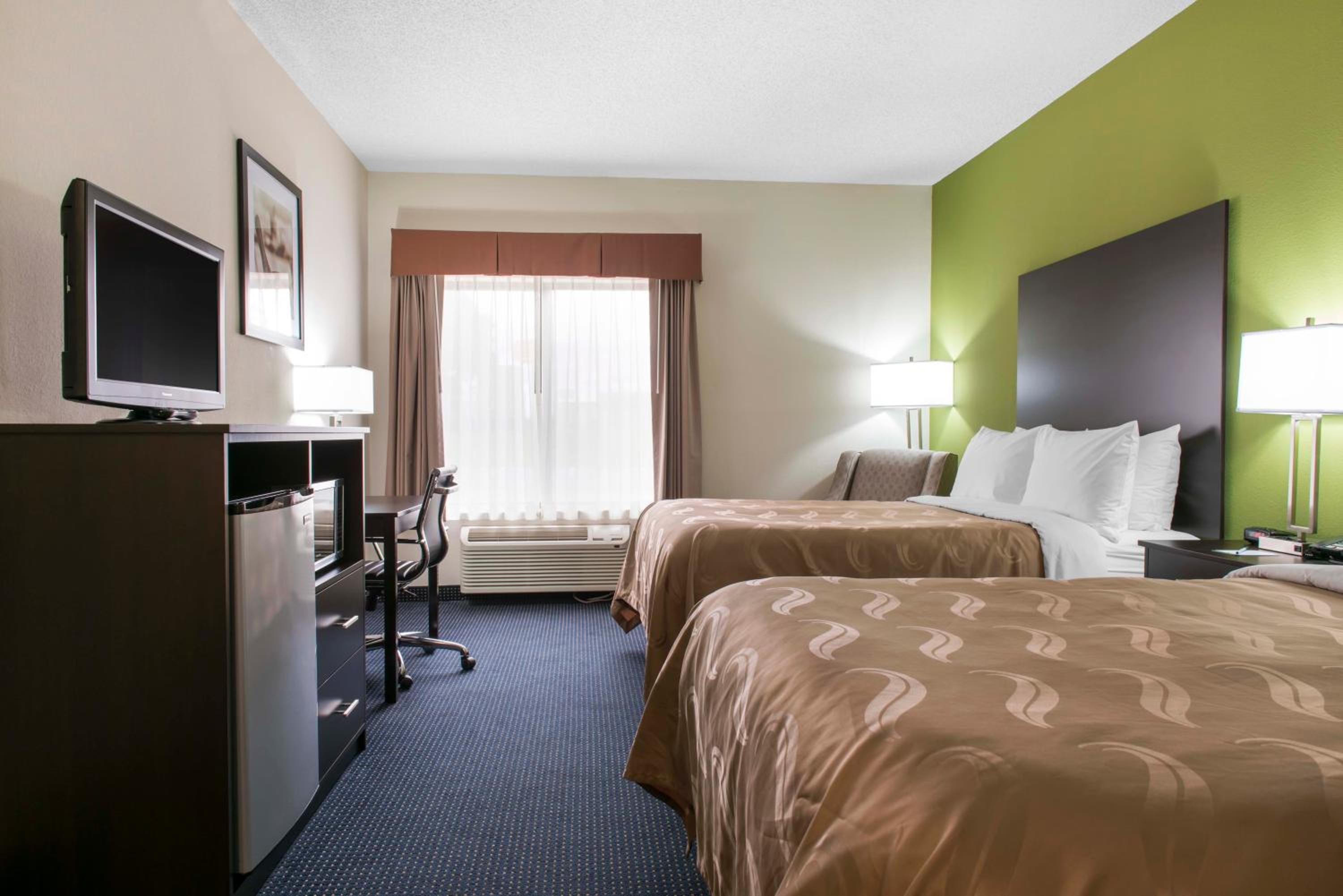Queen Room with Two Queen Beds - Non-Smoking - Photo 3