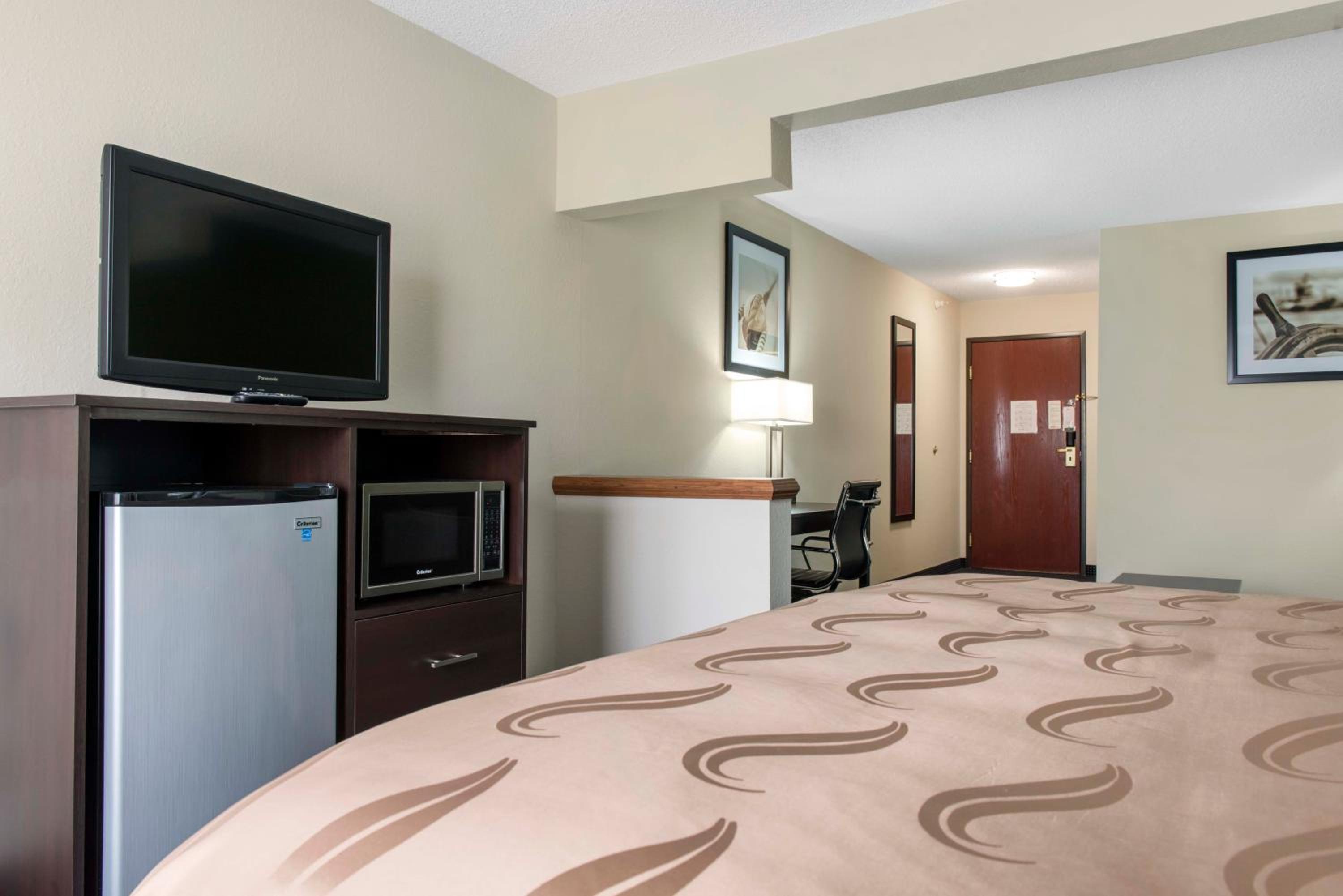 Standard King Room with Sofa Bed - Non-Smoking - Photo 1