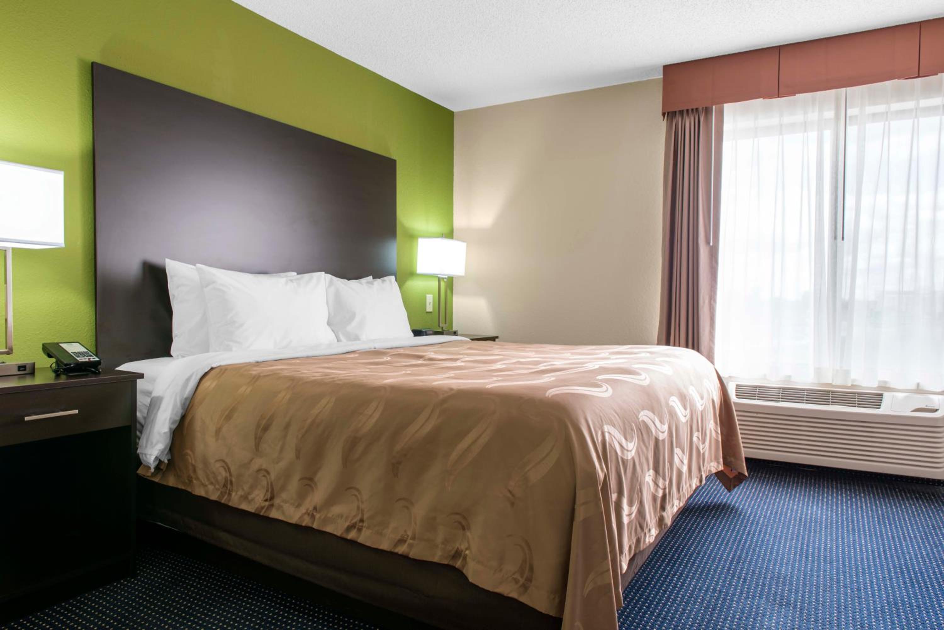 King Room - Non-Smoking/Mobility Accessible - Photo 4