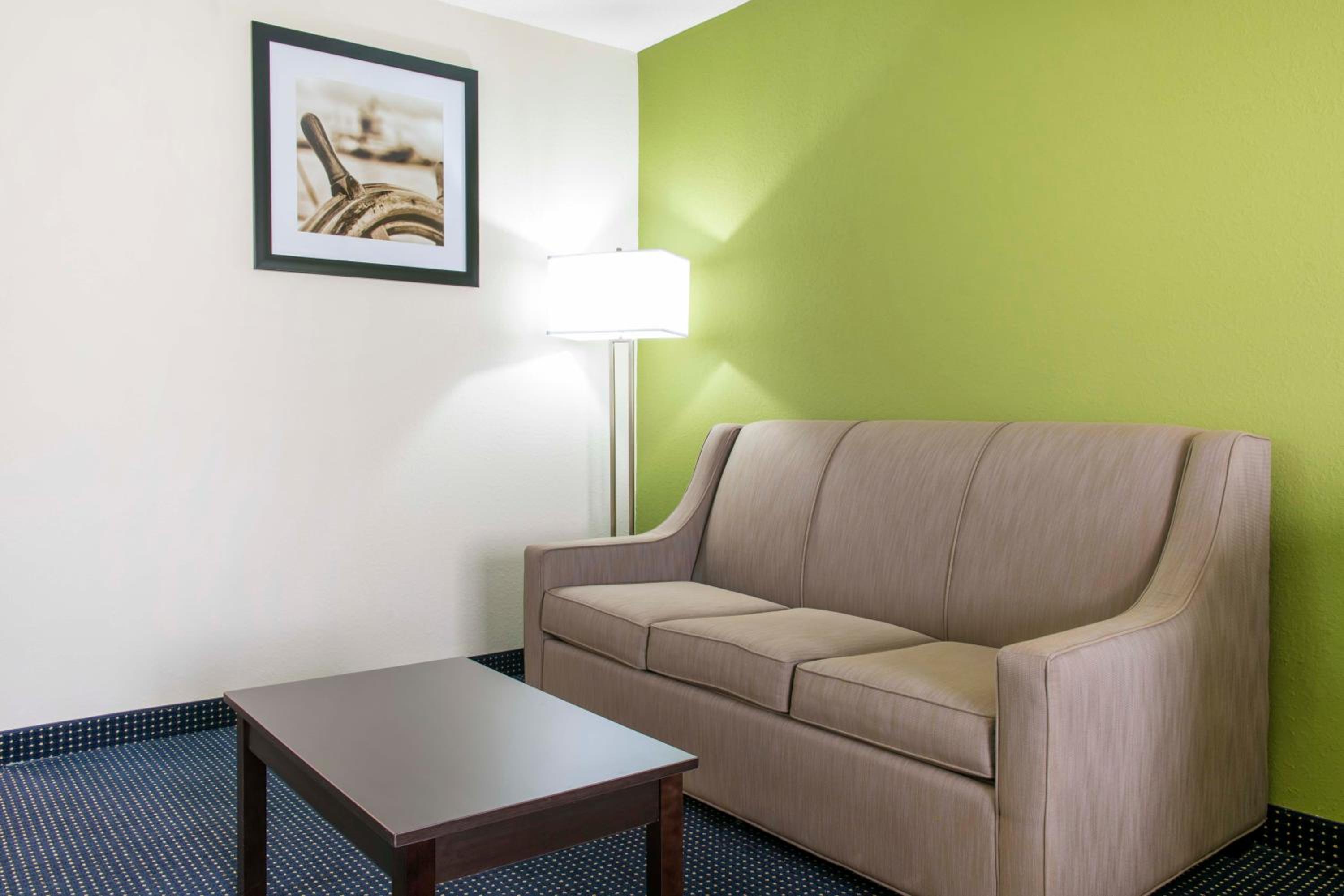 King Room - Non-Smoking/Mobility Accessible - Photo 3