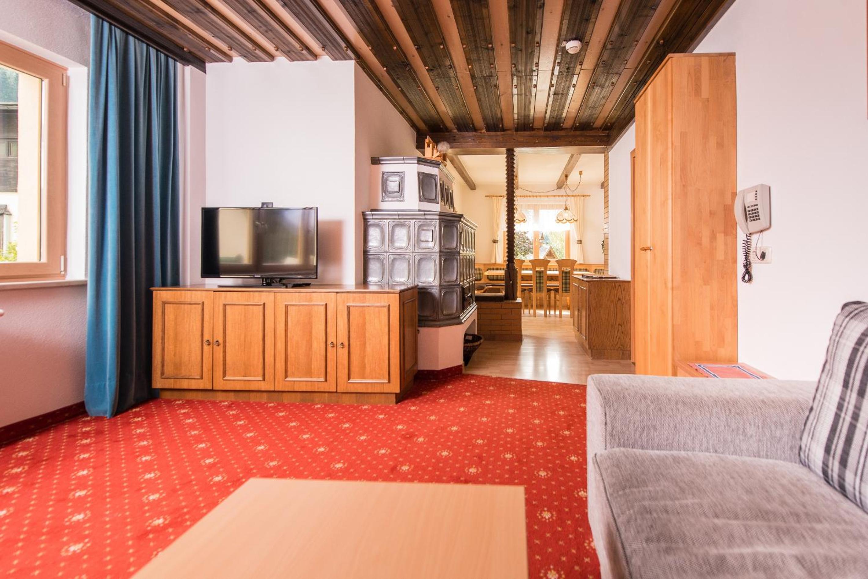 Five-Bedroom House with Terrace and Mountain View photo 1