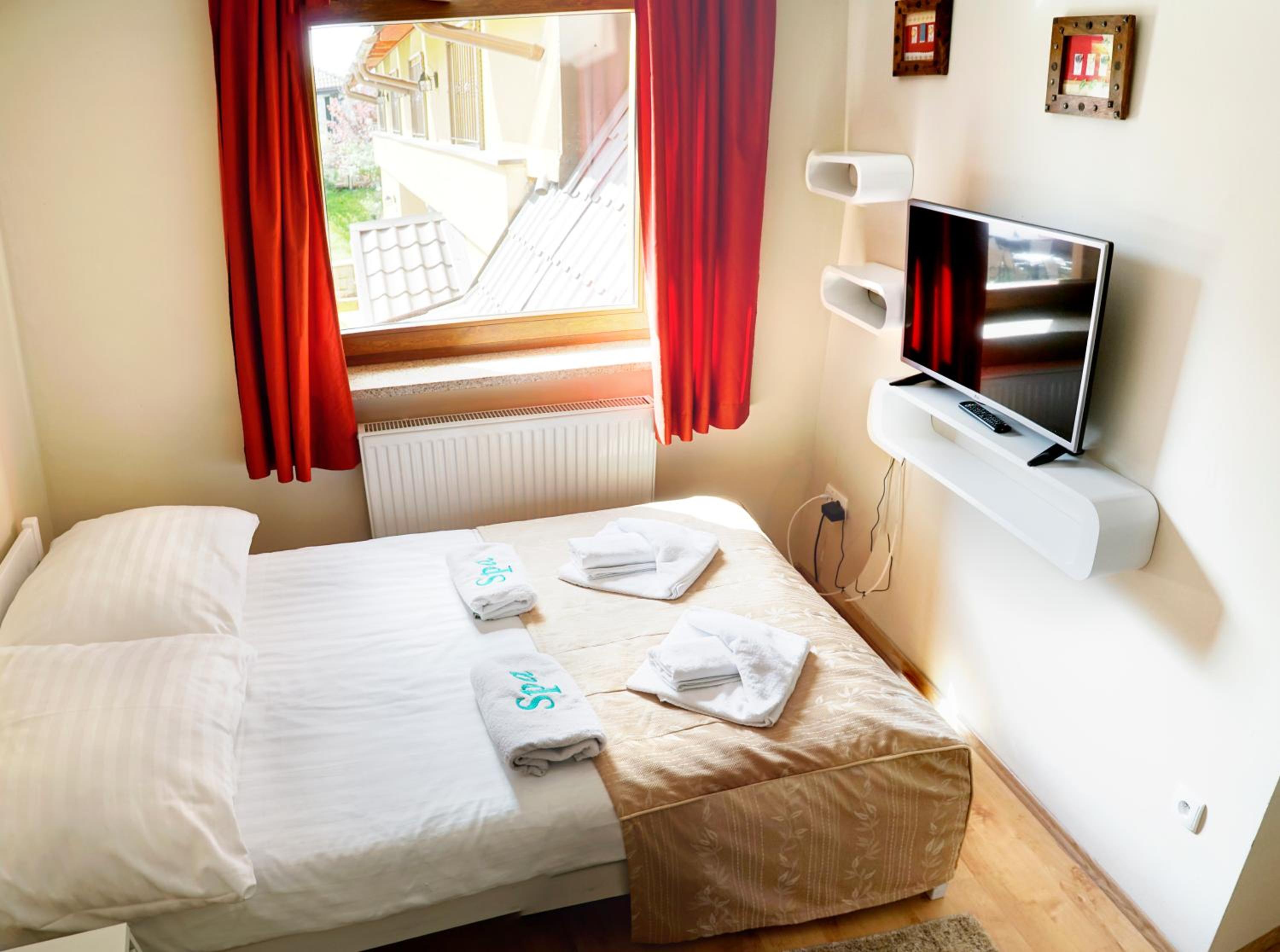 Small Double Room - Photo 3