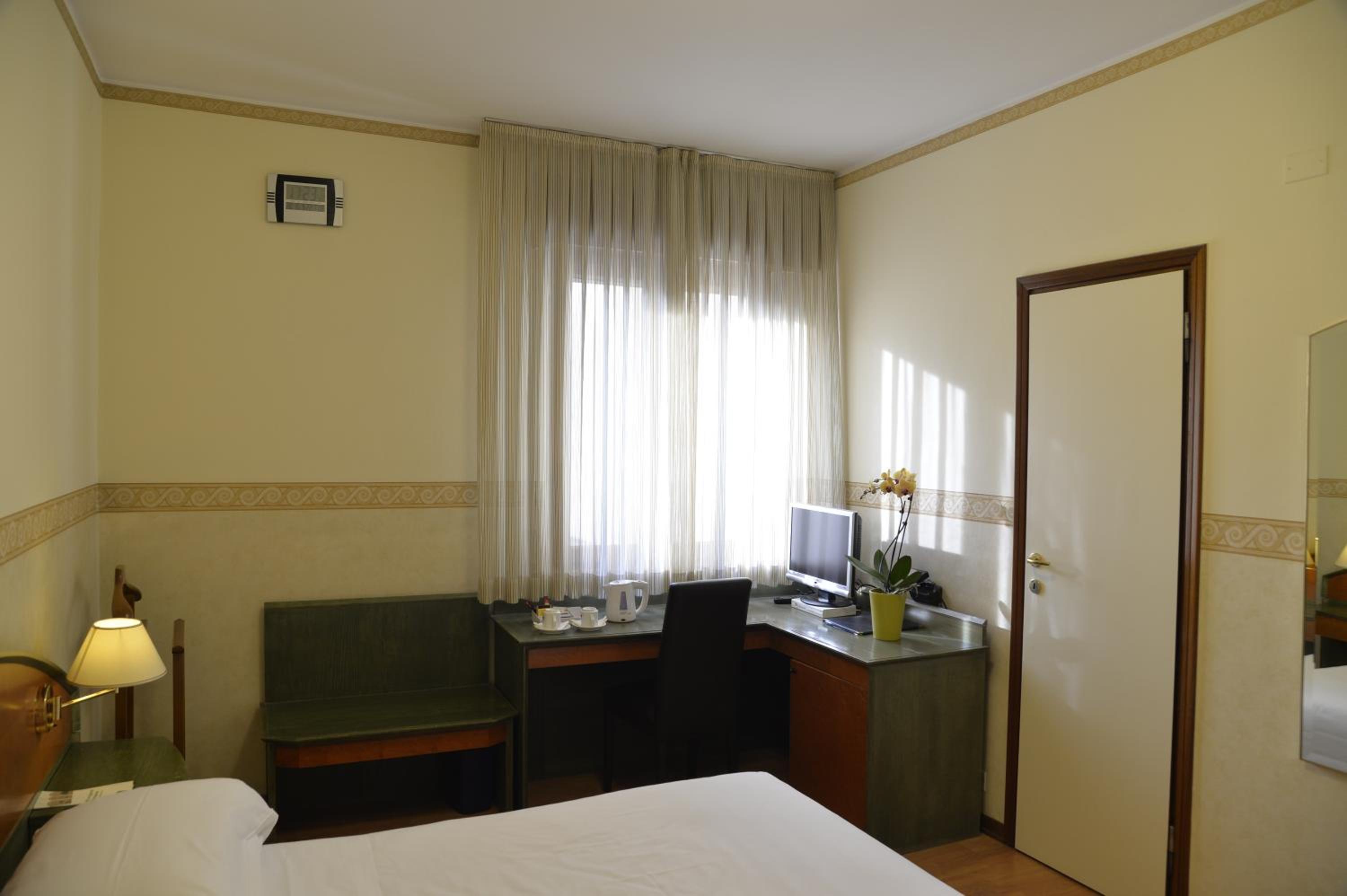 Economy Queen Room photo 2