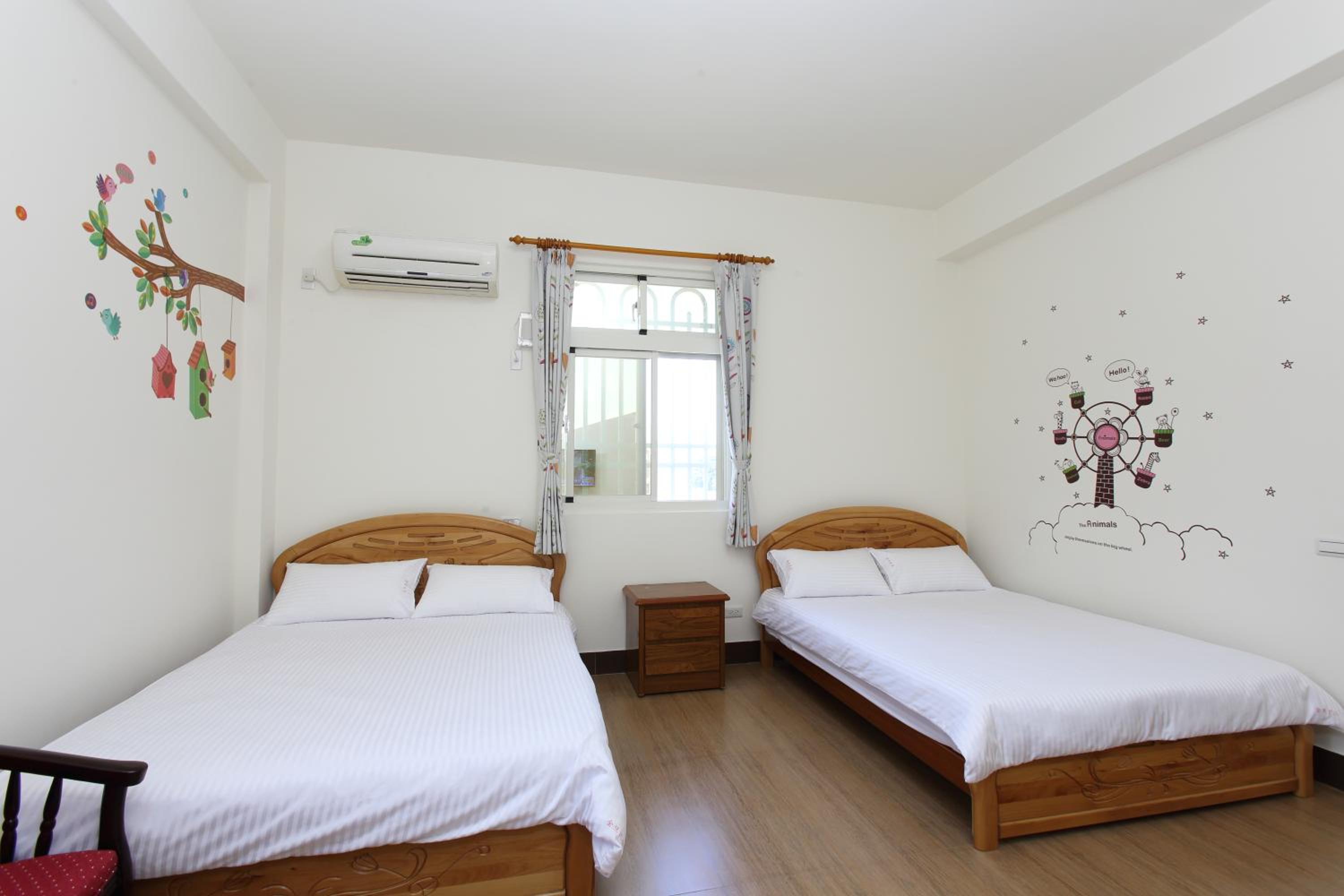 Quadruple Room with Private Bathroom photo 3