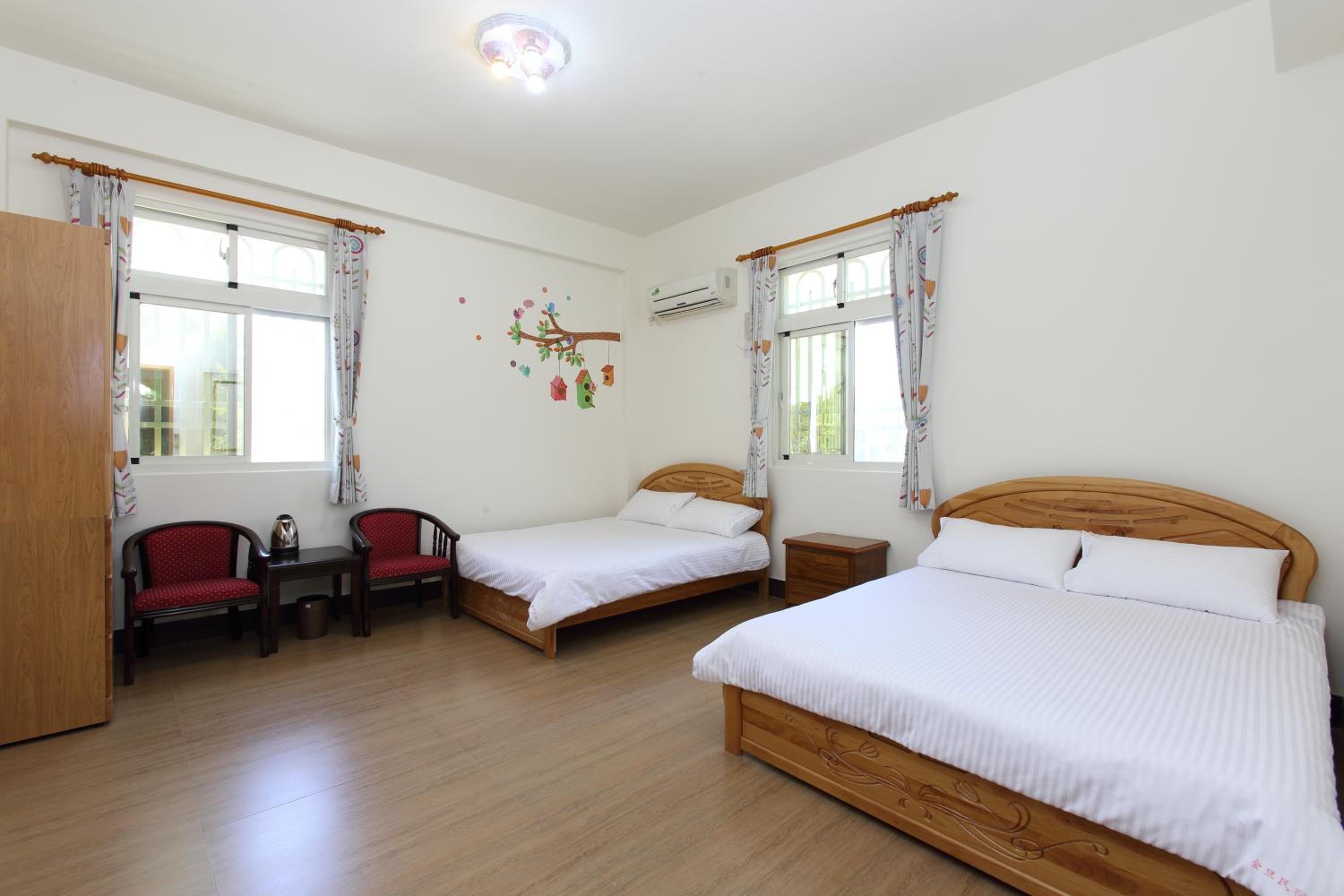 Quadruple Room with Private Bathroom photo 1