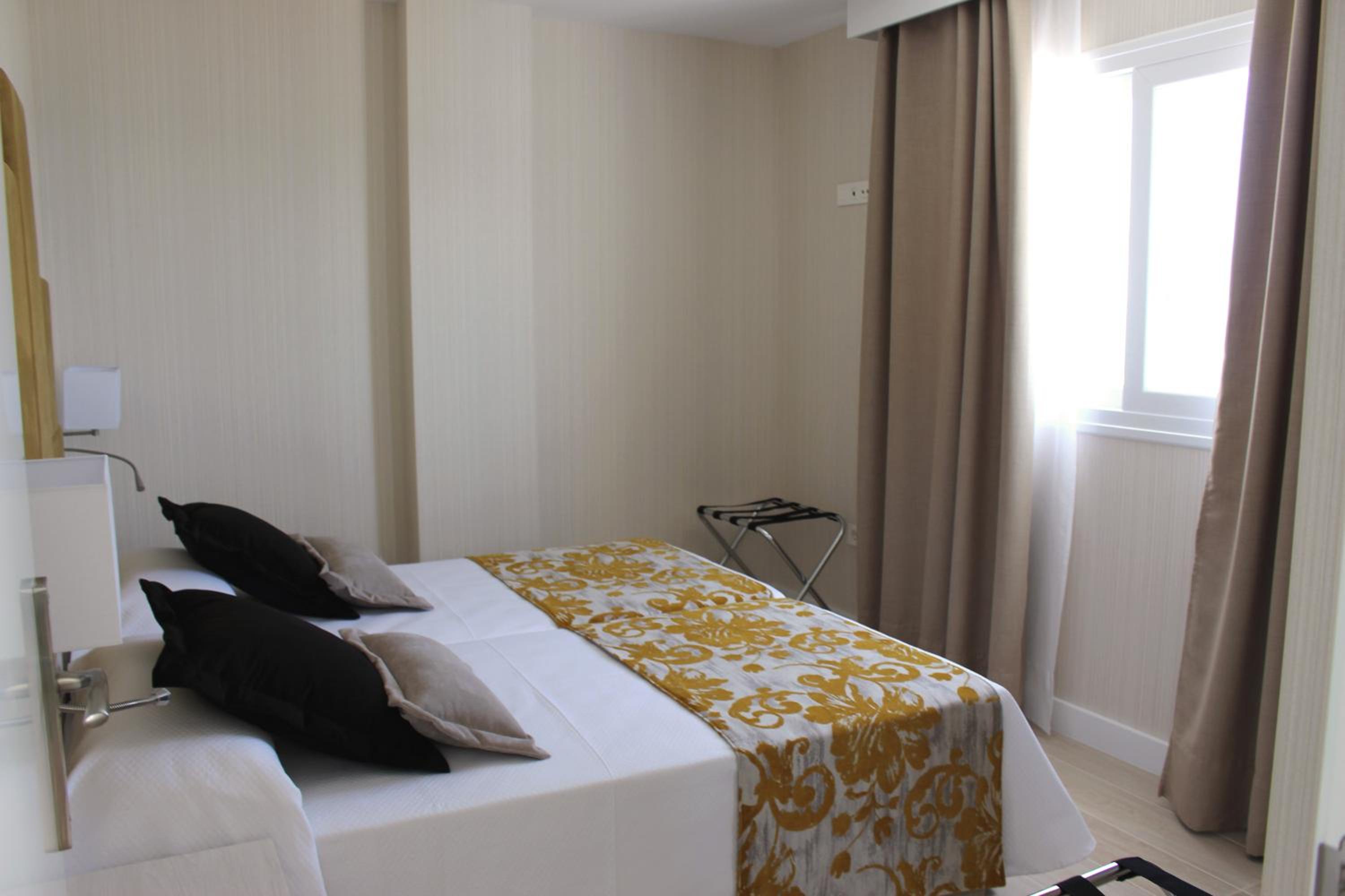 Apartamento de una habitación con terraza y vistas al mar.